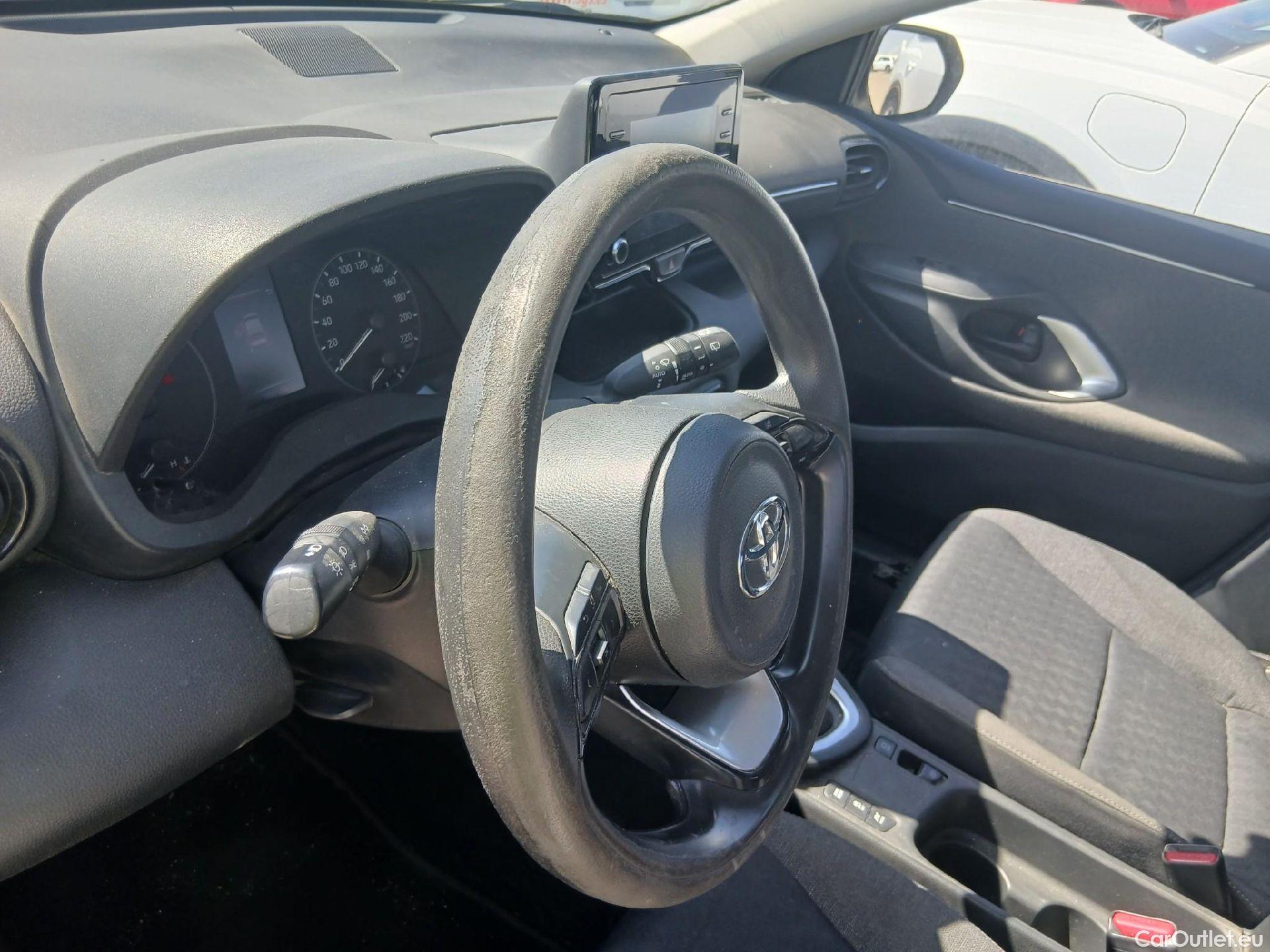 Toyota  Yaris TOYOTA  / 2017 / 5P / berlina con portón 1.5 100H Active #3