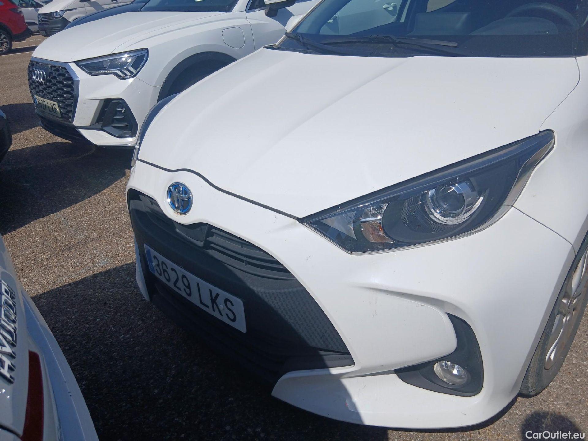  Toyota  Yaris TOYOTA  / 2017 / 5P / berlina con portón 1.5 100H Active #7