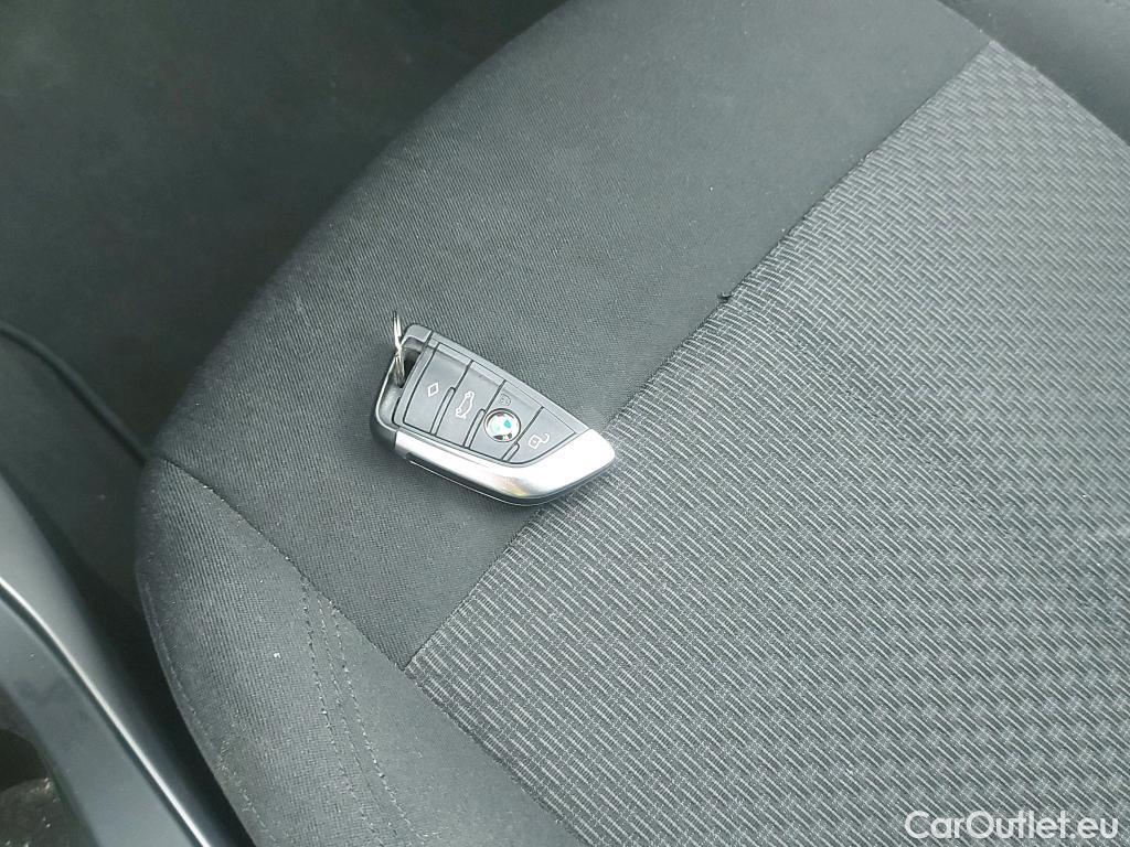  Bmw  Serie 1 BMW  / 2019 / 5P / berlina con portón 118i #2