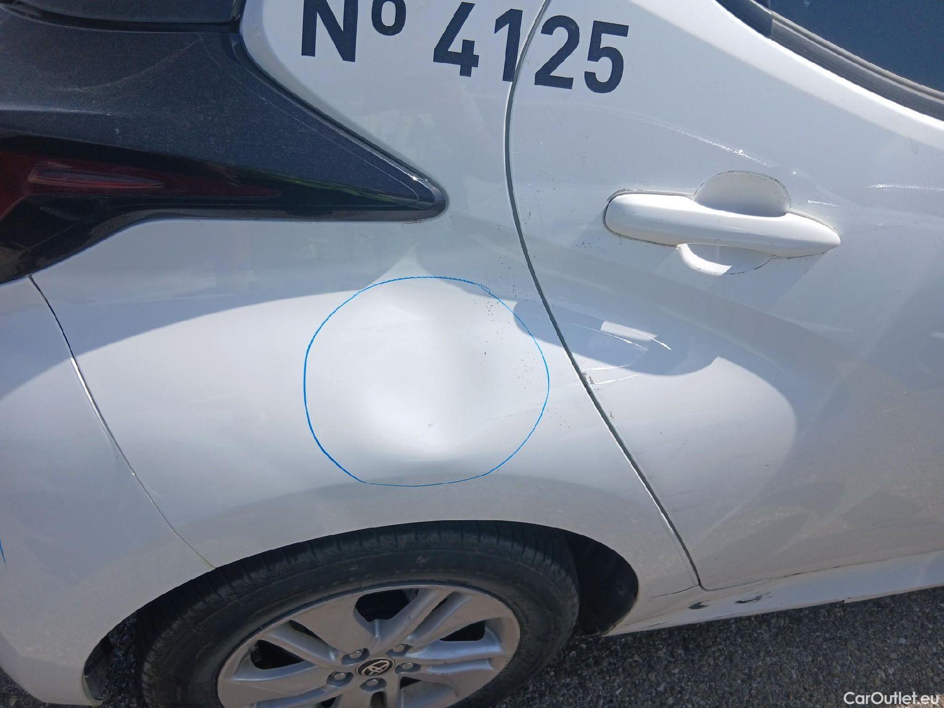  Toyota  Yaris TOYOTA  / 2017 / 5P / berlina con portón 1.5 100H Active #33