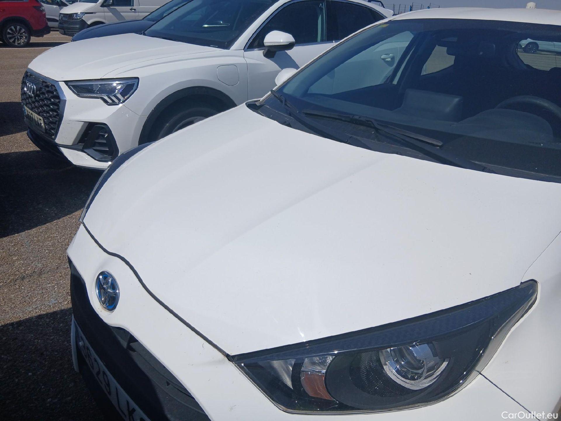  Toyota  Yaris TOYOTA  / 2017 / 5P / berlina con portón 1.5 100H Active #9