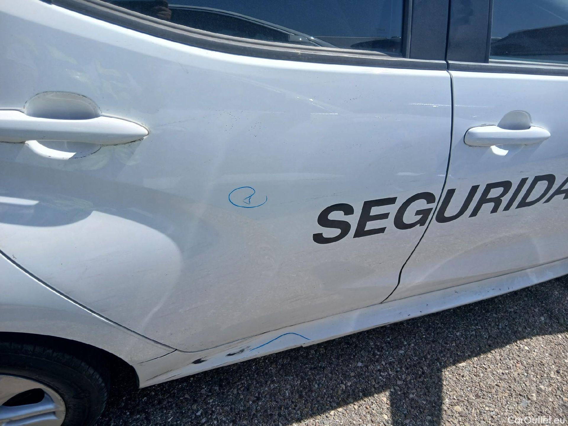  Toyota  Yaris TOYOTA  / 2017 / 5P / berlina con portón 1.5 100H Active #42