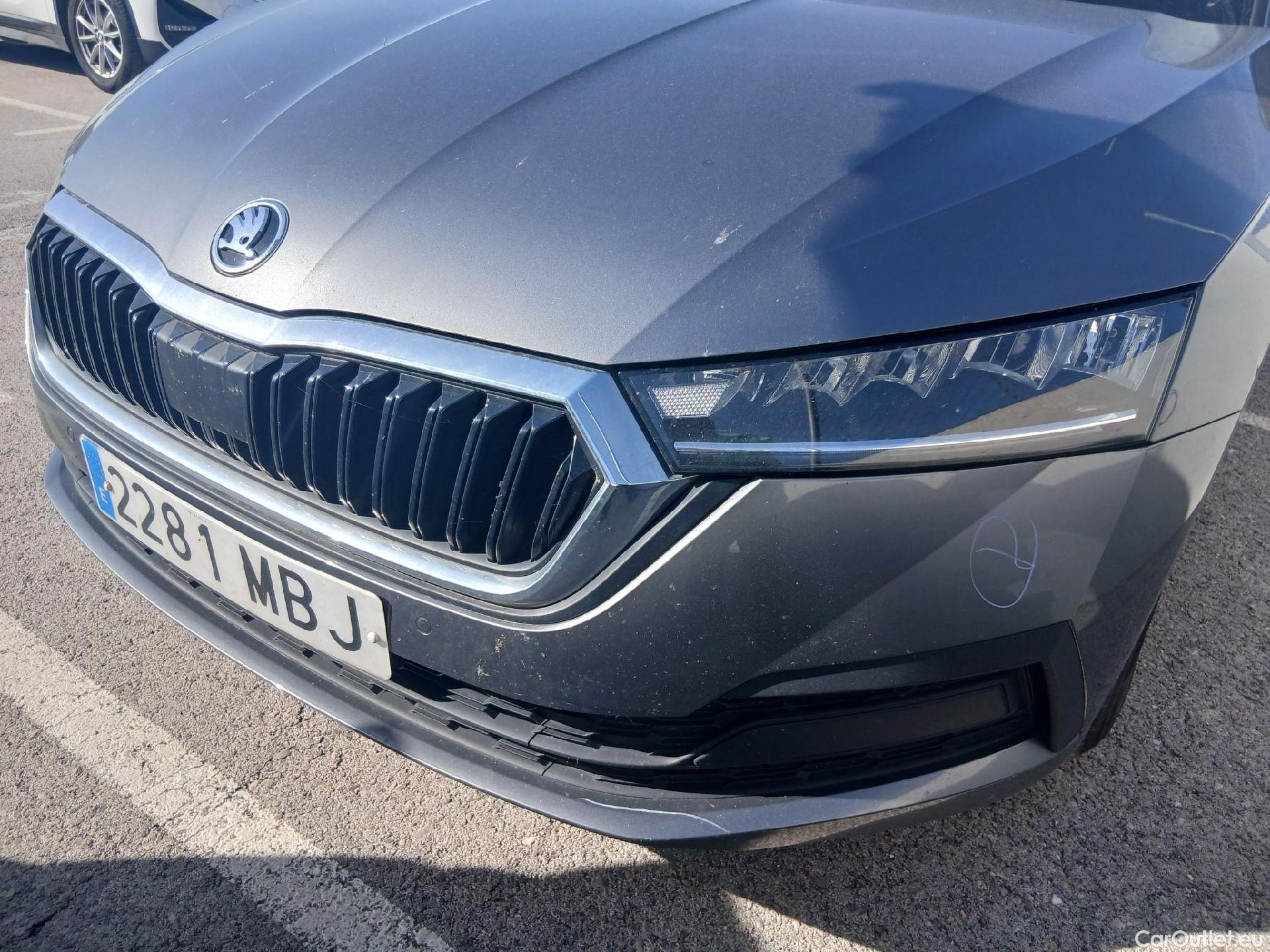  Skoda  Octavia SKODA  / 2020 / 5P / familiar Combi 2.0 TDI 85kW(115CV) Man Ambition #8