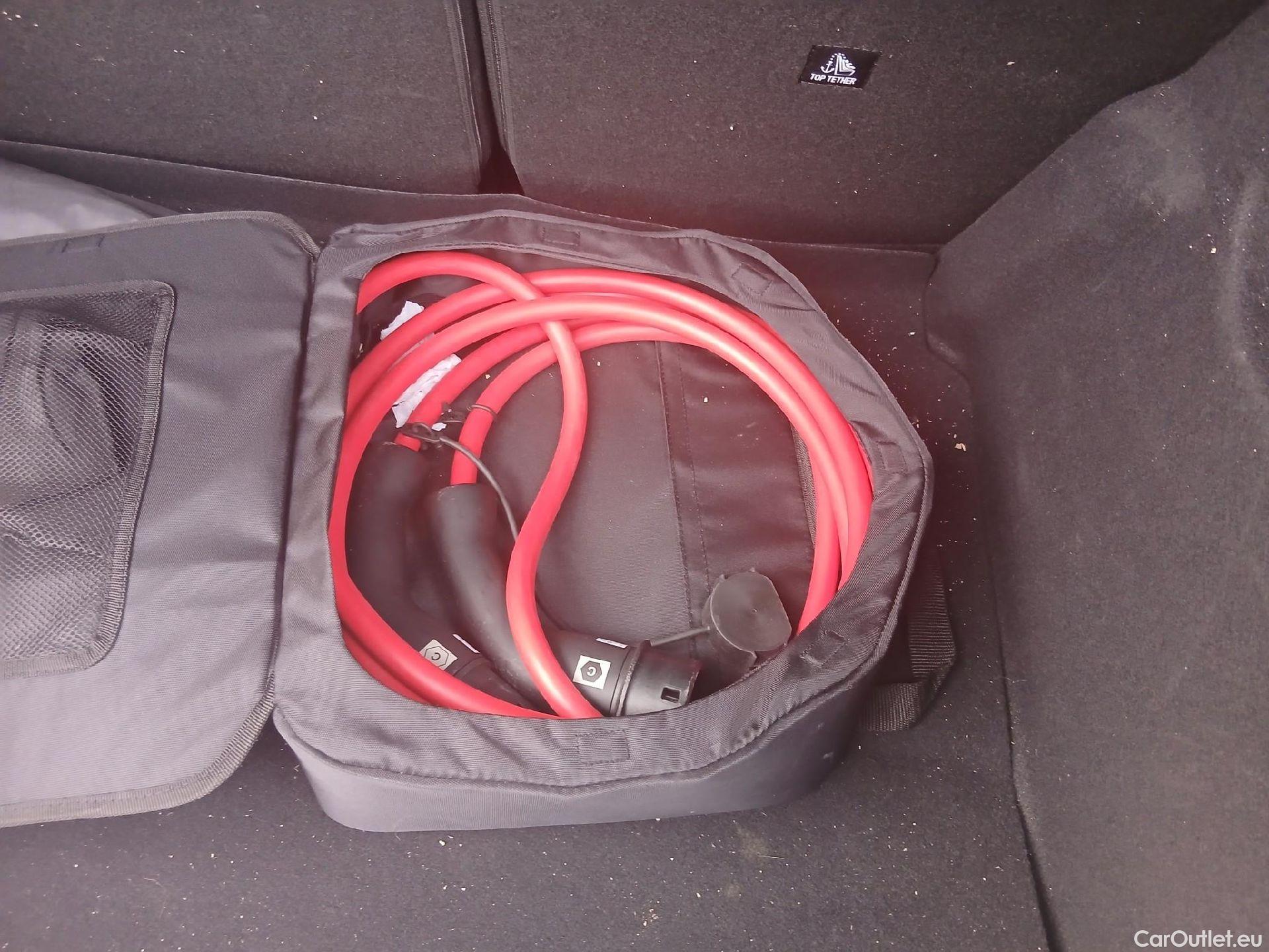  Peugeot  208 PEUGEOT e- / 2019 / 5P / berlina con portón Eléctrico Active Pack (AC2) #2