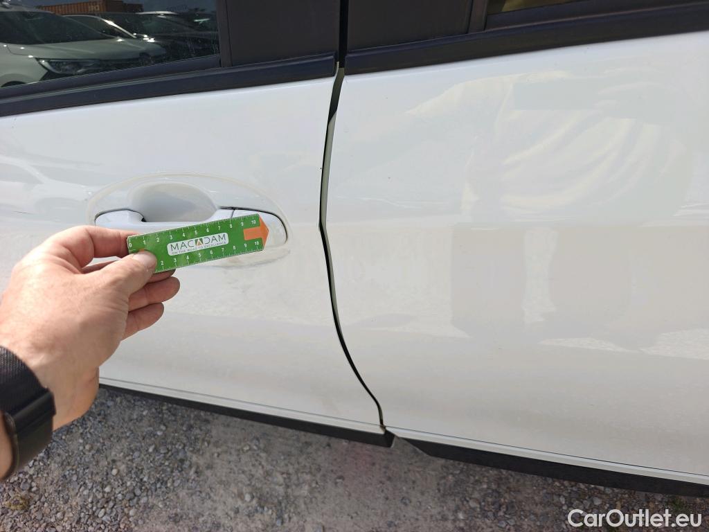  Toyota  Yaris TOYOTA  / 2017 / 5P / berlina con portón 1.5 Hybrid Advance #8