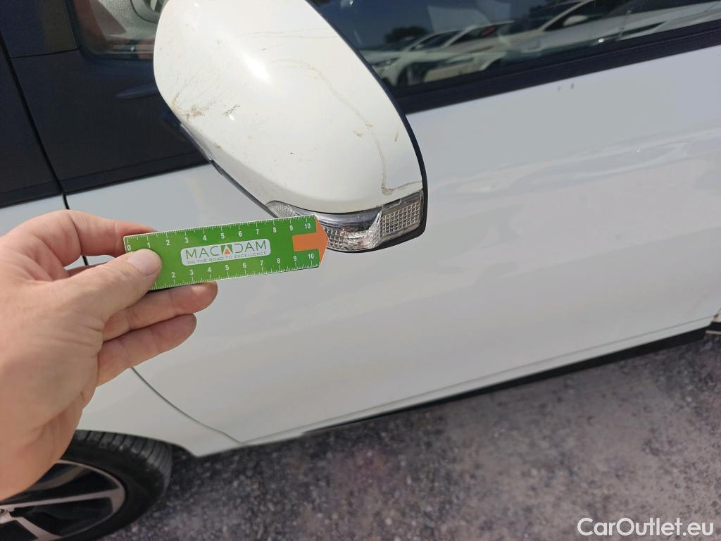  Toyota  Yaris TOYOTA  / 2017 / 5P / berlina con portón 1.5 Hybrid Advance #24