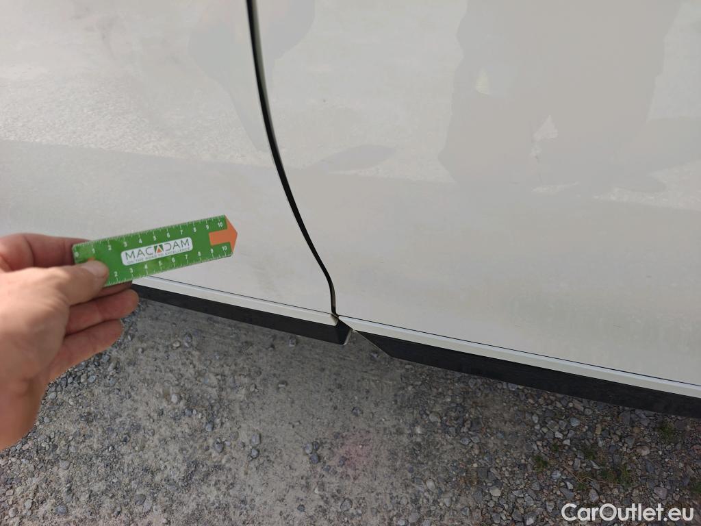  Toyota  Yaris TOYOTA  / 2017 / 5P / berlina con portón 1.5 Hybrid Advance #9