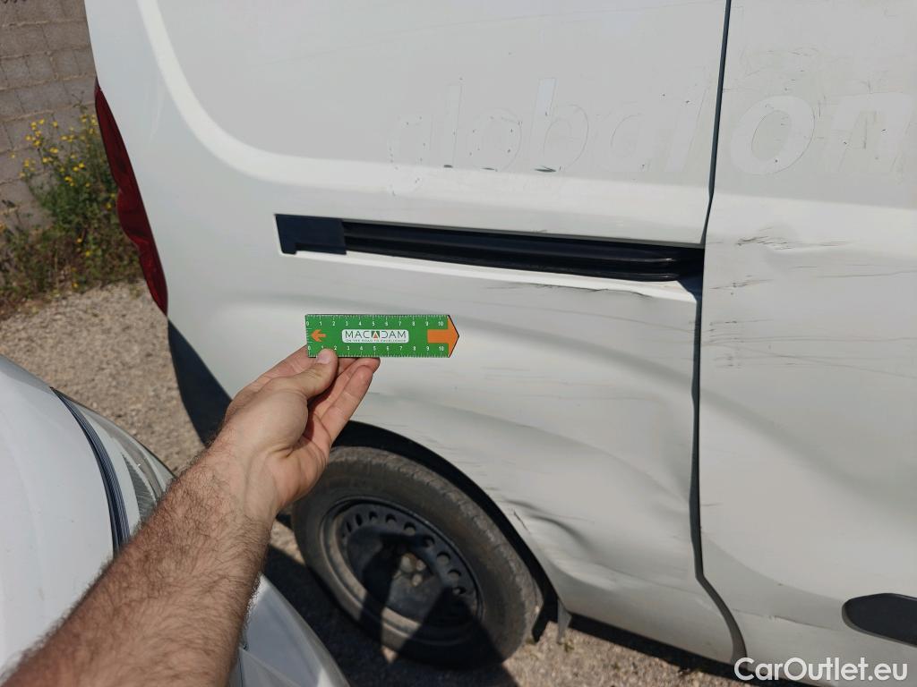  Fiat  Doblo FIAT Doblò Cargo/2015/4P/furgón derivado de turismo Cargo Maxi SX 1.6 Mjet 78kW (105CV)  Isotermo + Equipo de frio #1