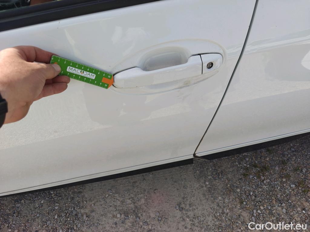  Toyota  Yaris TOYOTA  / 2017 / 5P / berlina con portón 1.5 Hybrid Advance #29