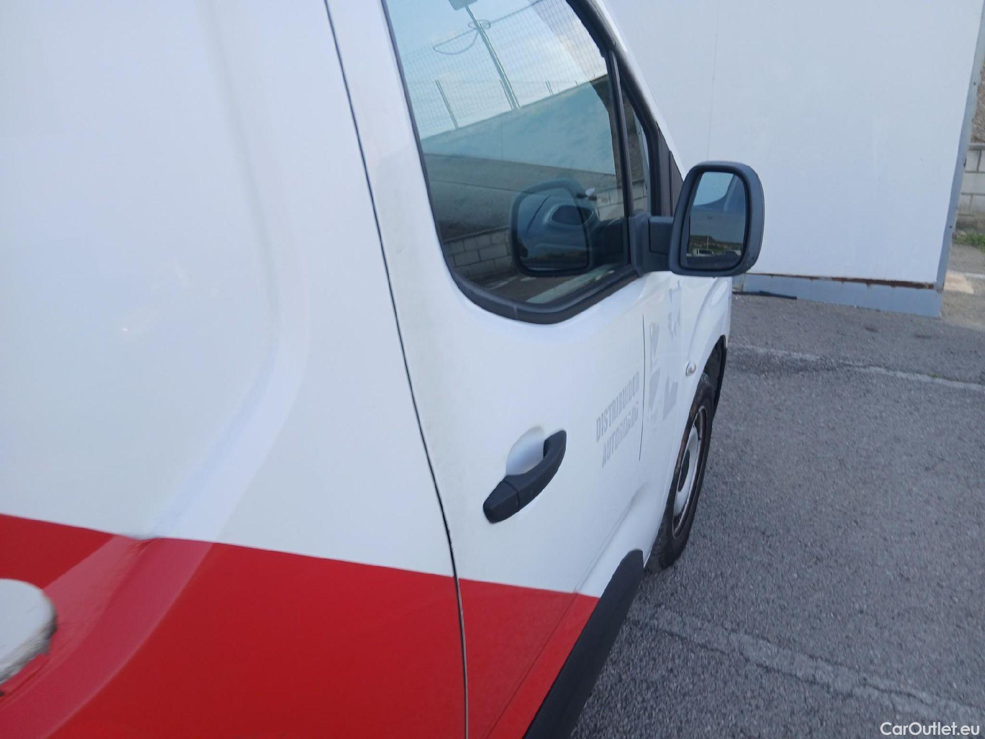  Peugeot  Partner PEUGEOT  / 2018 / 3P / furgón derivado de turismo Pro Standard 600kg BlueHDi 73kW #26