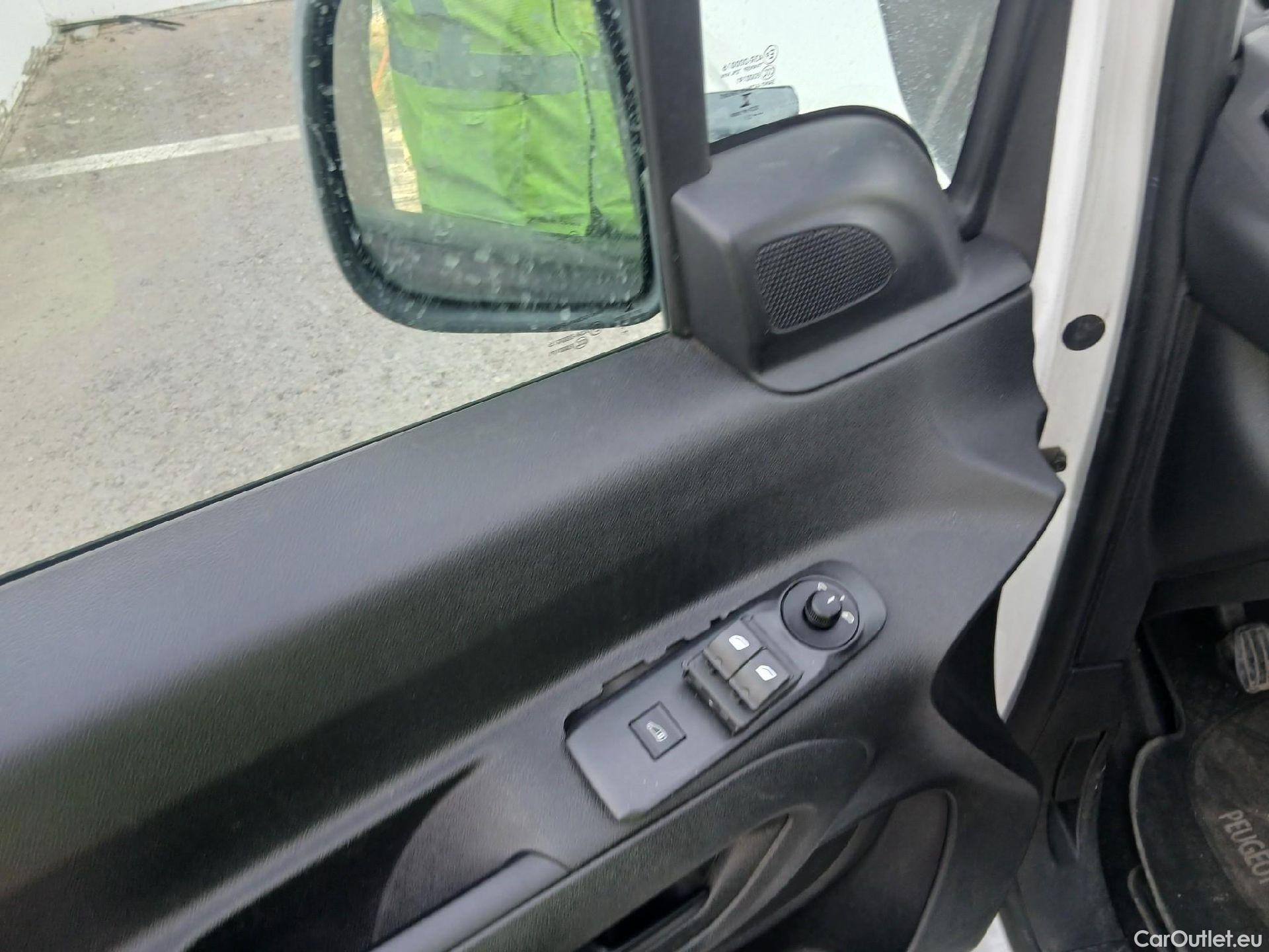  Peugeot  Partner PEUGEOT  / 2018 / 3P / furgón derivado de turismo Pro Standard 600kg BlueHDi 73kW #29