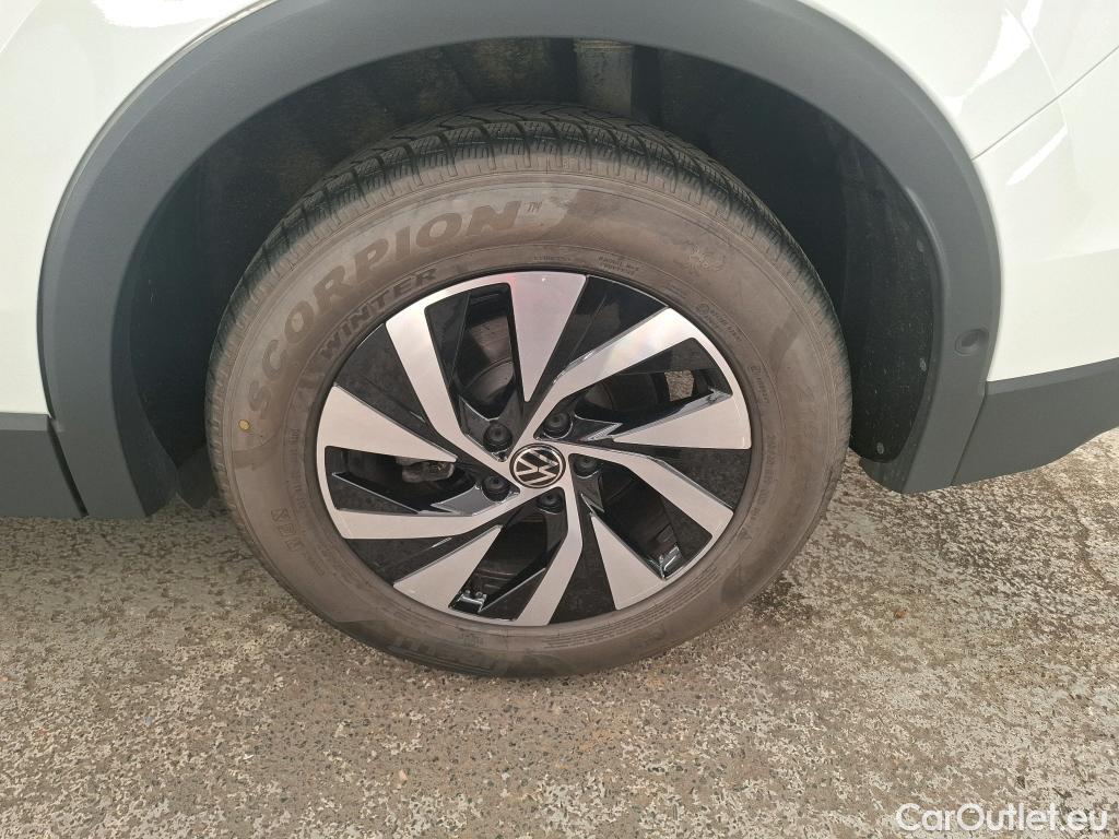  Volkswagen  Tiguan VOLKSWAGEN  / 2023 / 5P / SUV 1.5 eTSI 130 DSG7 VW EDITION(SP) #10