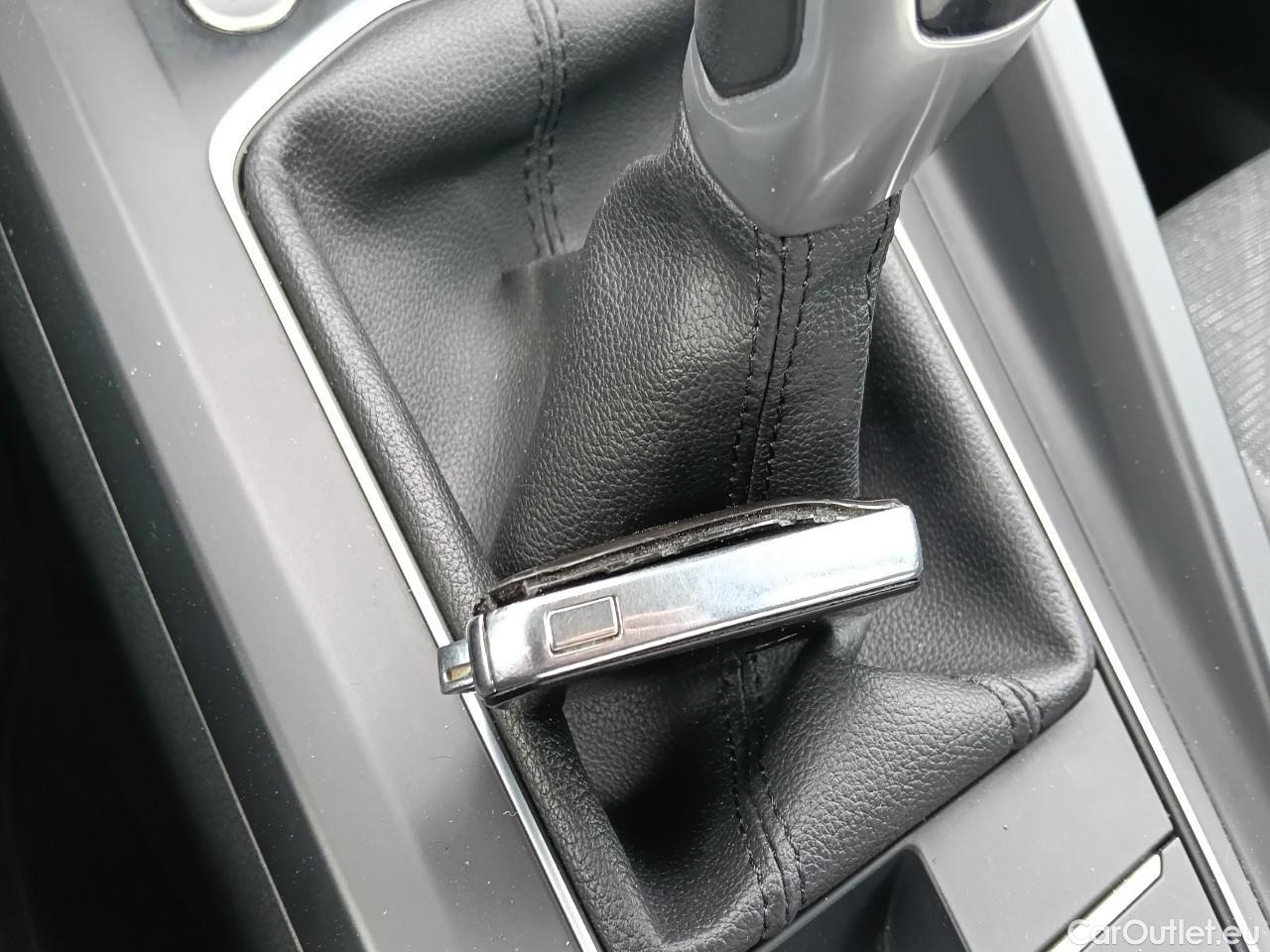  Volkswagen  Golf  Life 1.0 TSI #41
