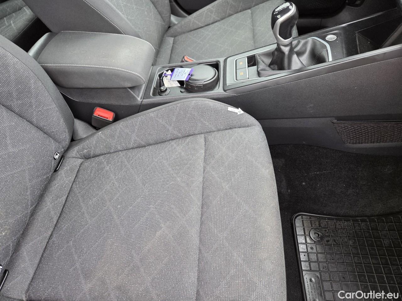  Volkswagen  Golf  Life 1.0 TSI #49