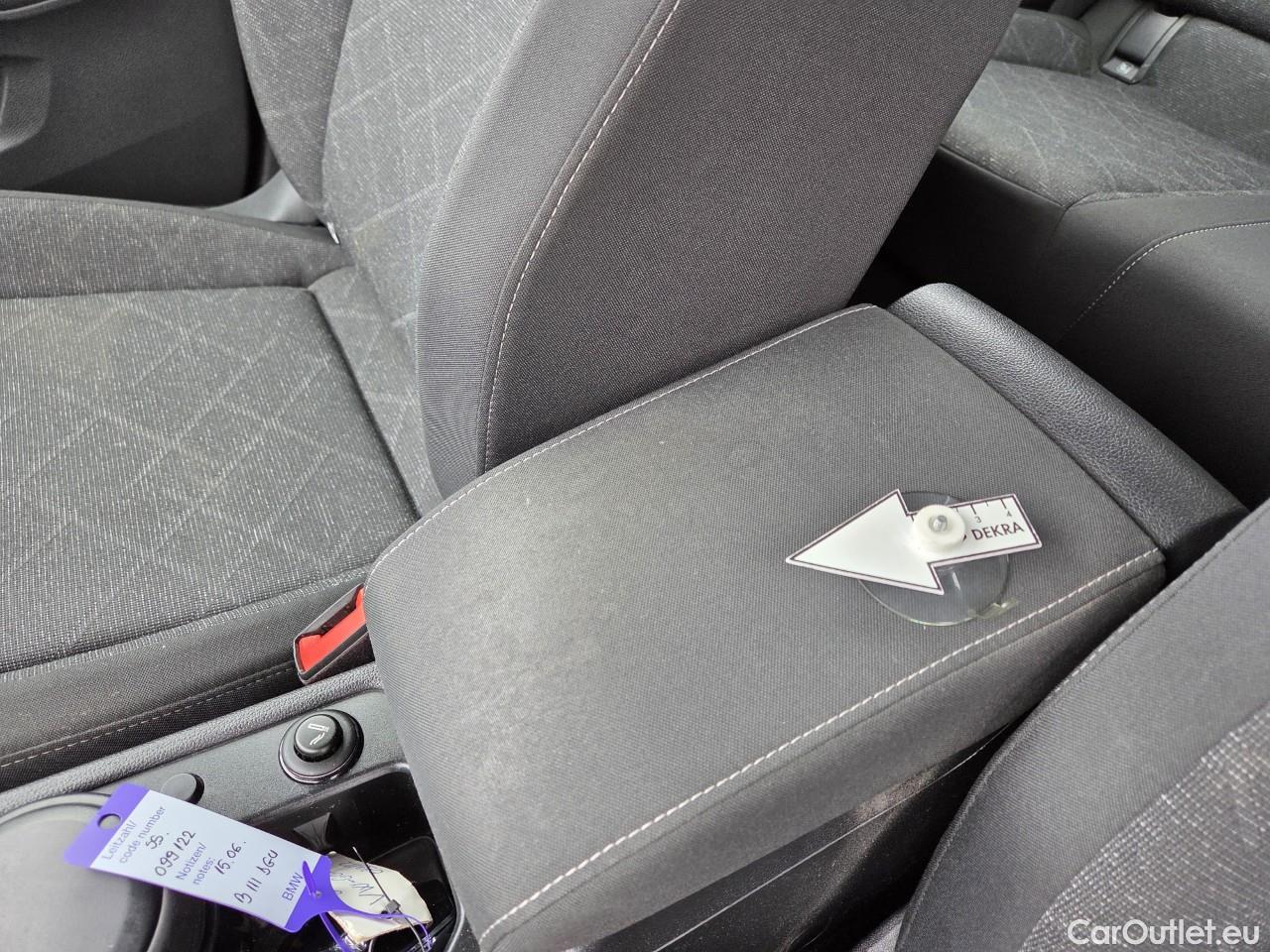  Volkswagen  Golf  Life 1.0 TSI #41