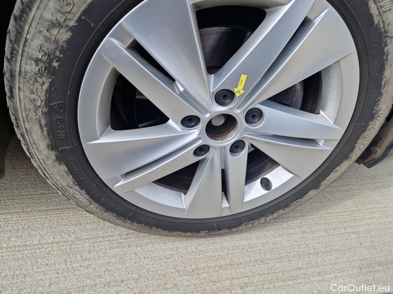  Volkswagen  Golf  Life 1.0 TSI #17