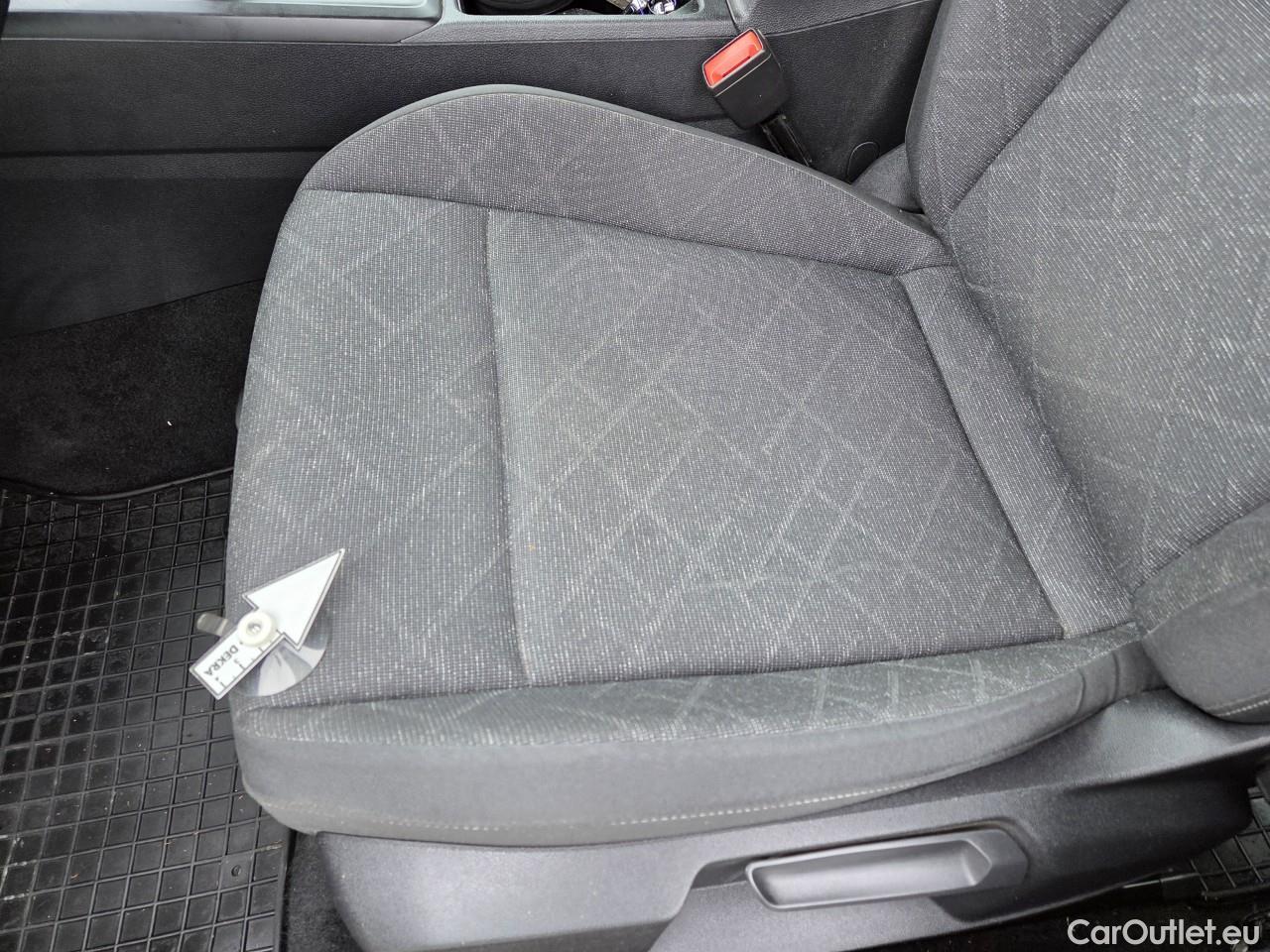  Volkswagen  Golf  Life 1.0 TSI #38