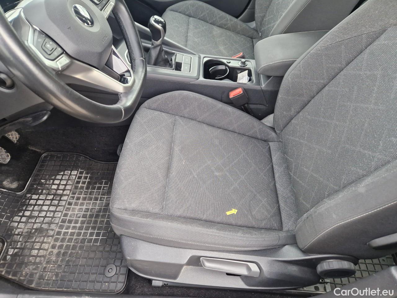  Volkswagen  Golf  Life 1.0 TSI #46