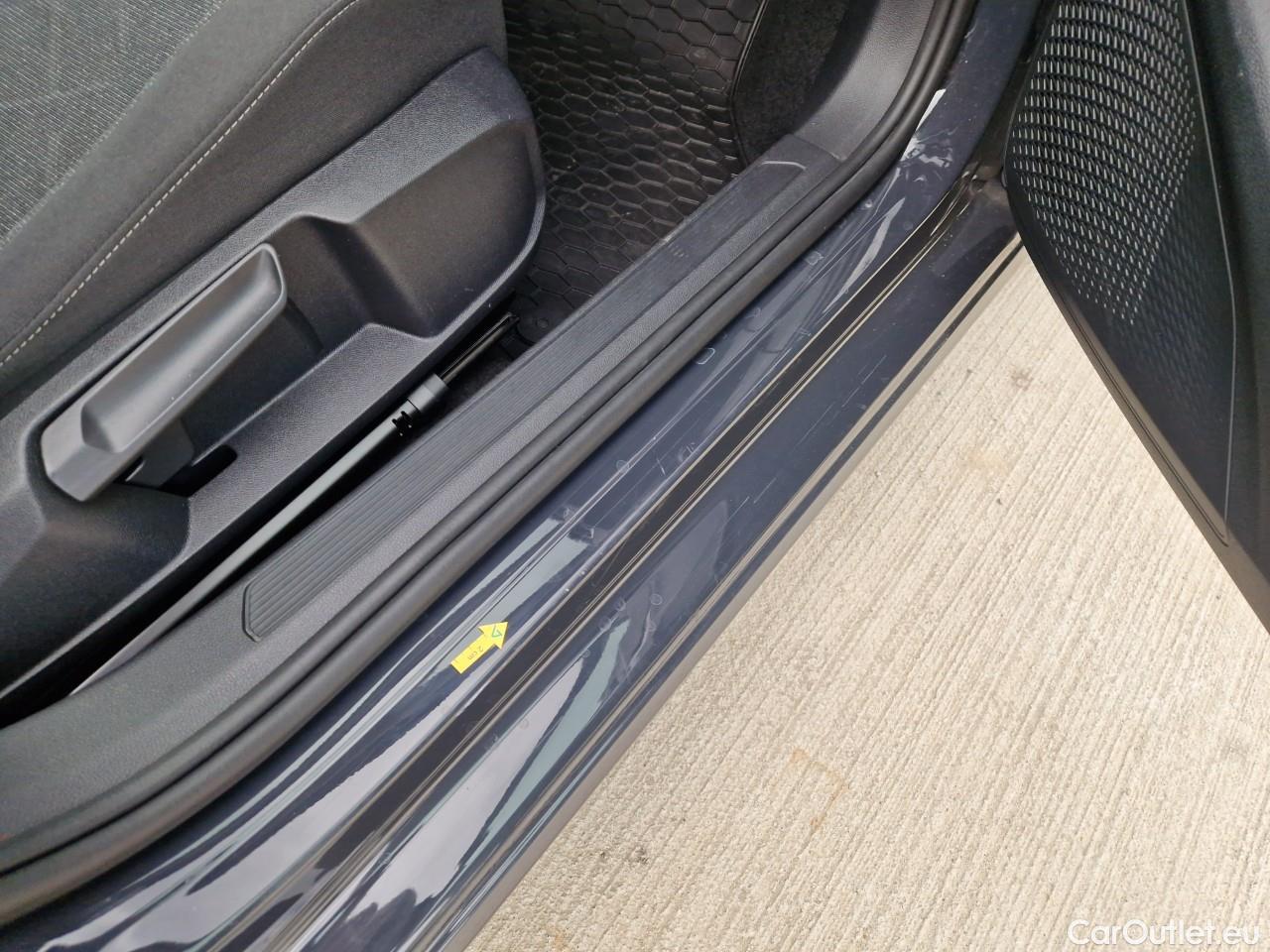  Volkswagen  Golf  Life 1.0 TSI #58