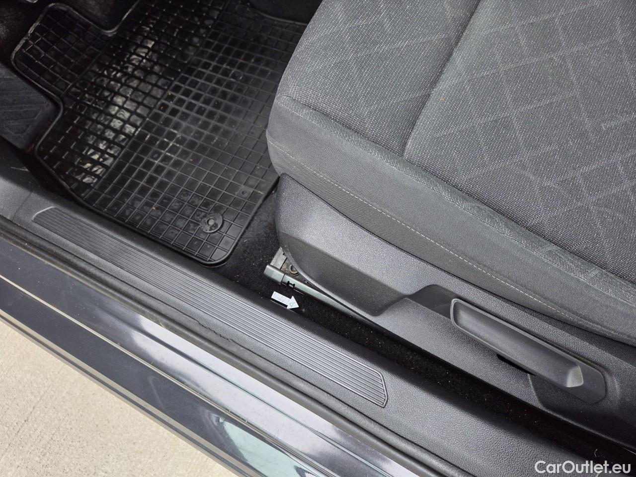  Volkswagen  Golf  Life 1.0 TSI #42