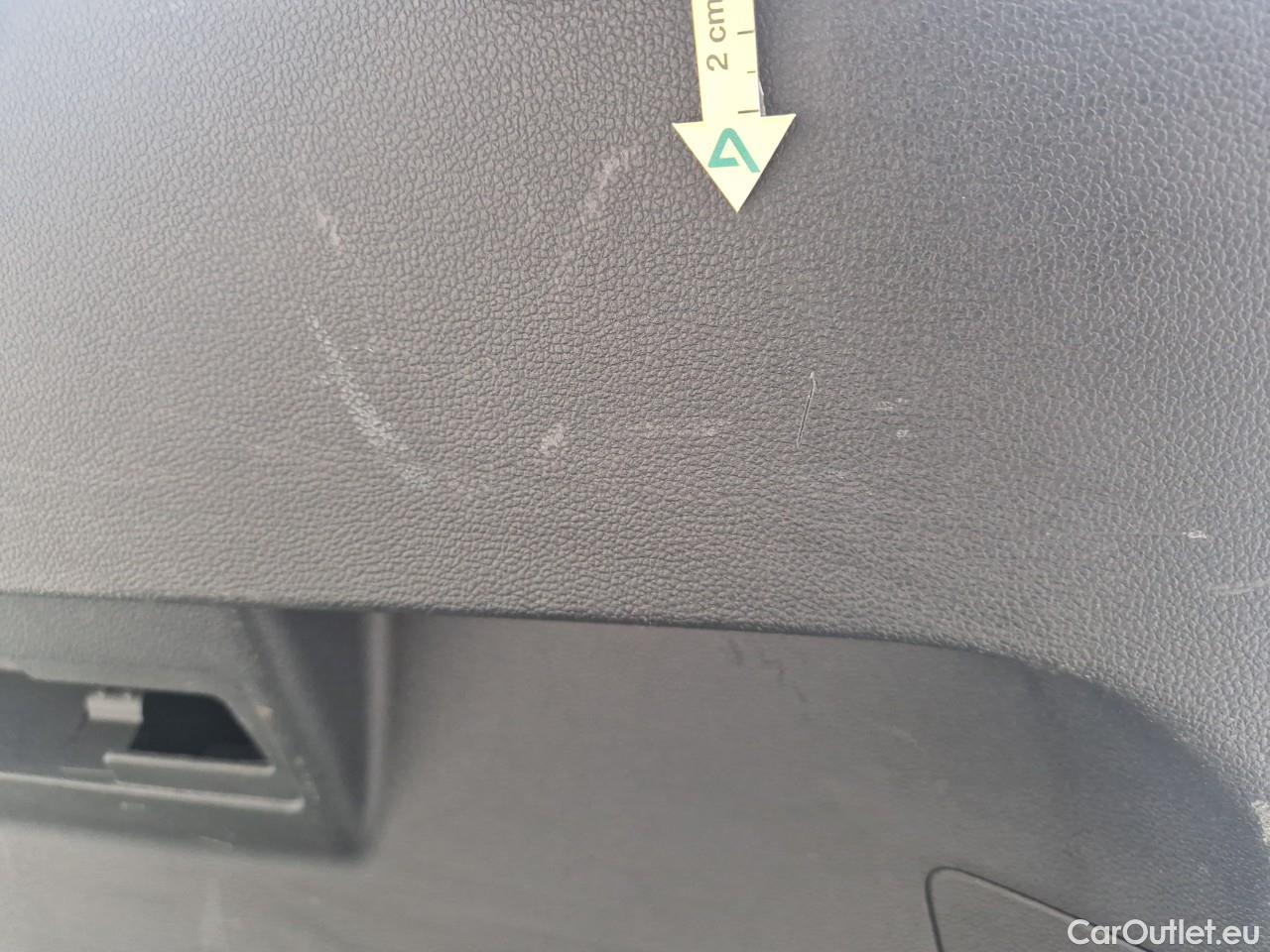  Volkswagen  Golf  Life 1.0 TSI #42
