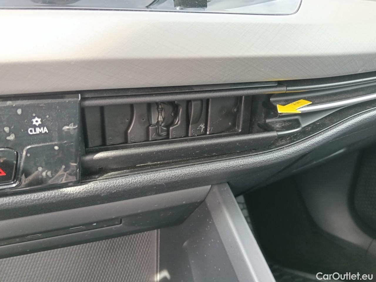  Volkswagen  Golf  Life 1.0 TSI #1