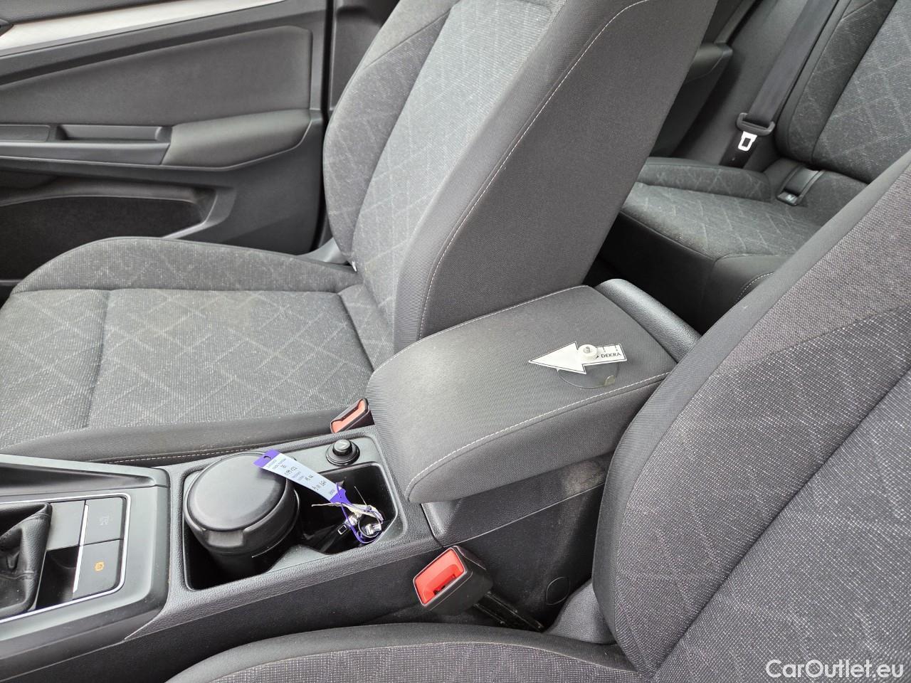  Volkswagen  Golf  Life 1.0 TSI #40