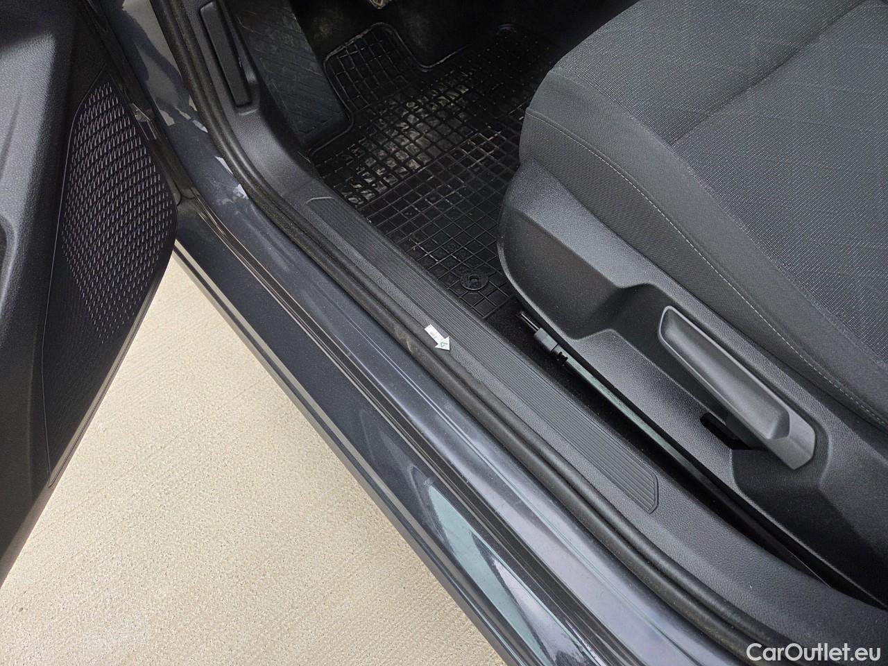  Volkswagen  Golf  Life 1.0 TSI #61