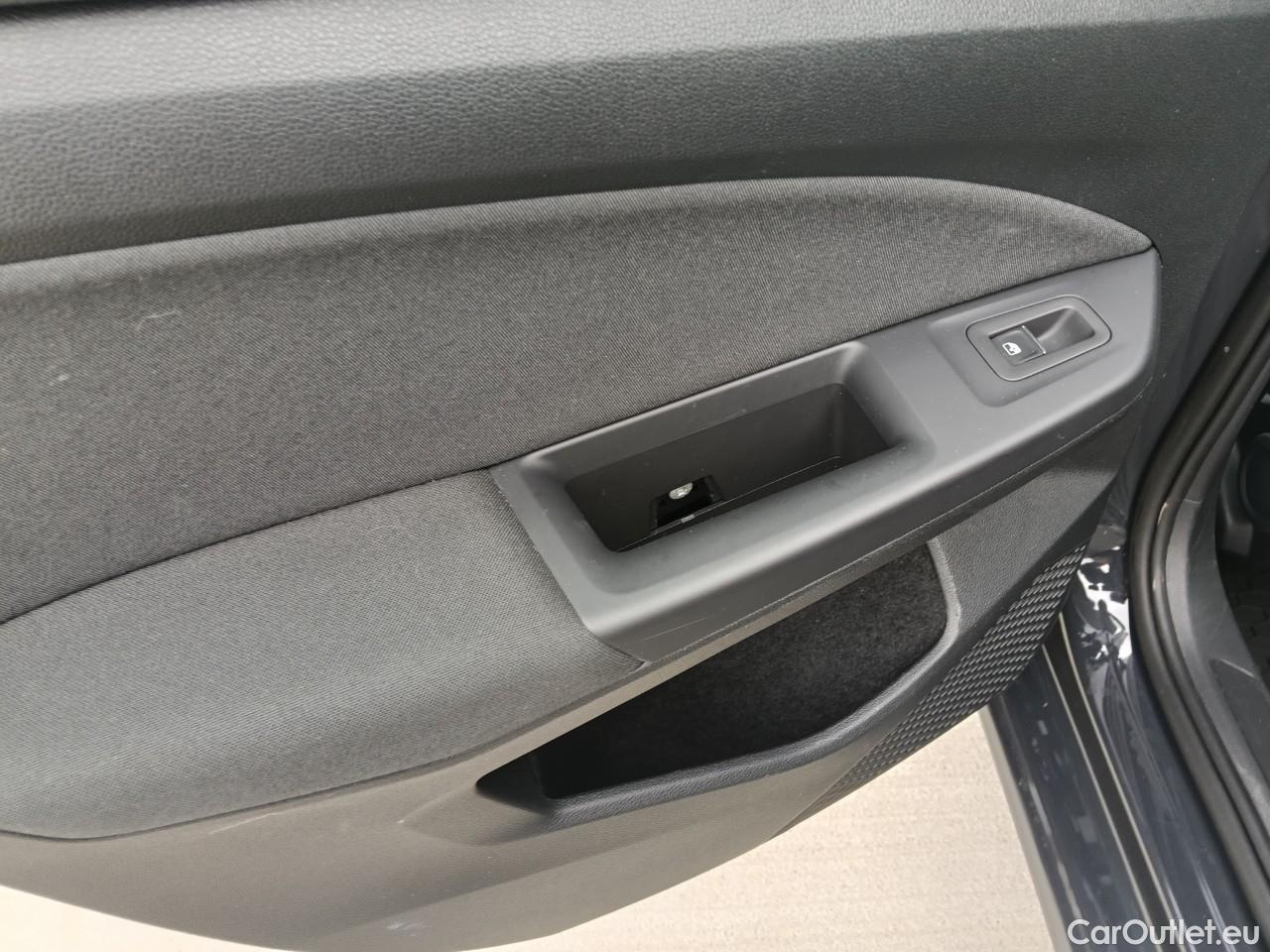  Volkswagen  Golf  Life 1.0 TSI #27