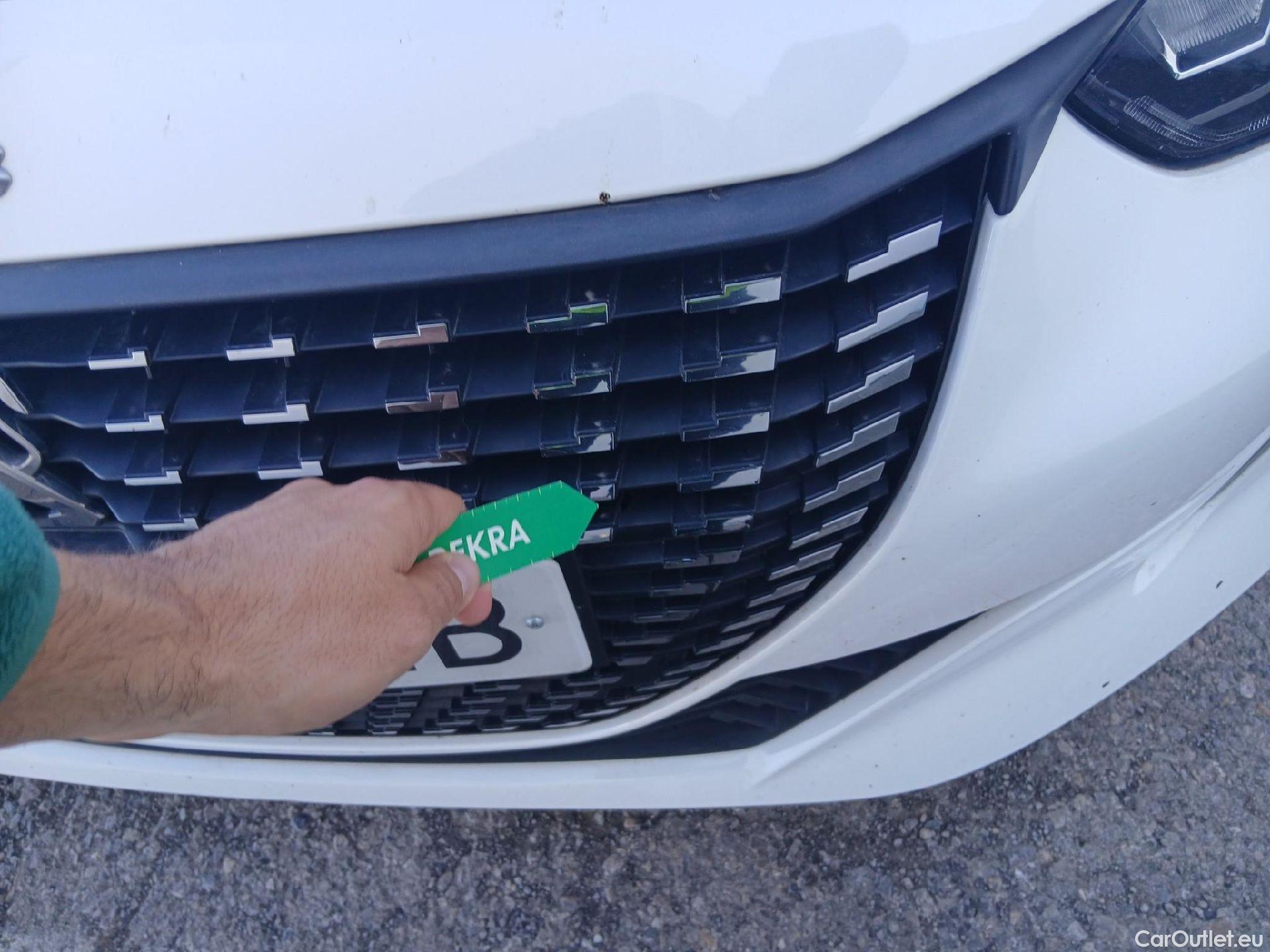  Peugeot  208 PEUGEOT  / 2019 / 5P / berlina con portón PureTech 73kW (100CV) Allure (CX) #4