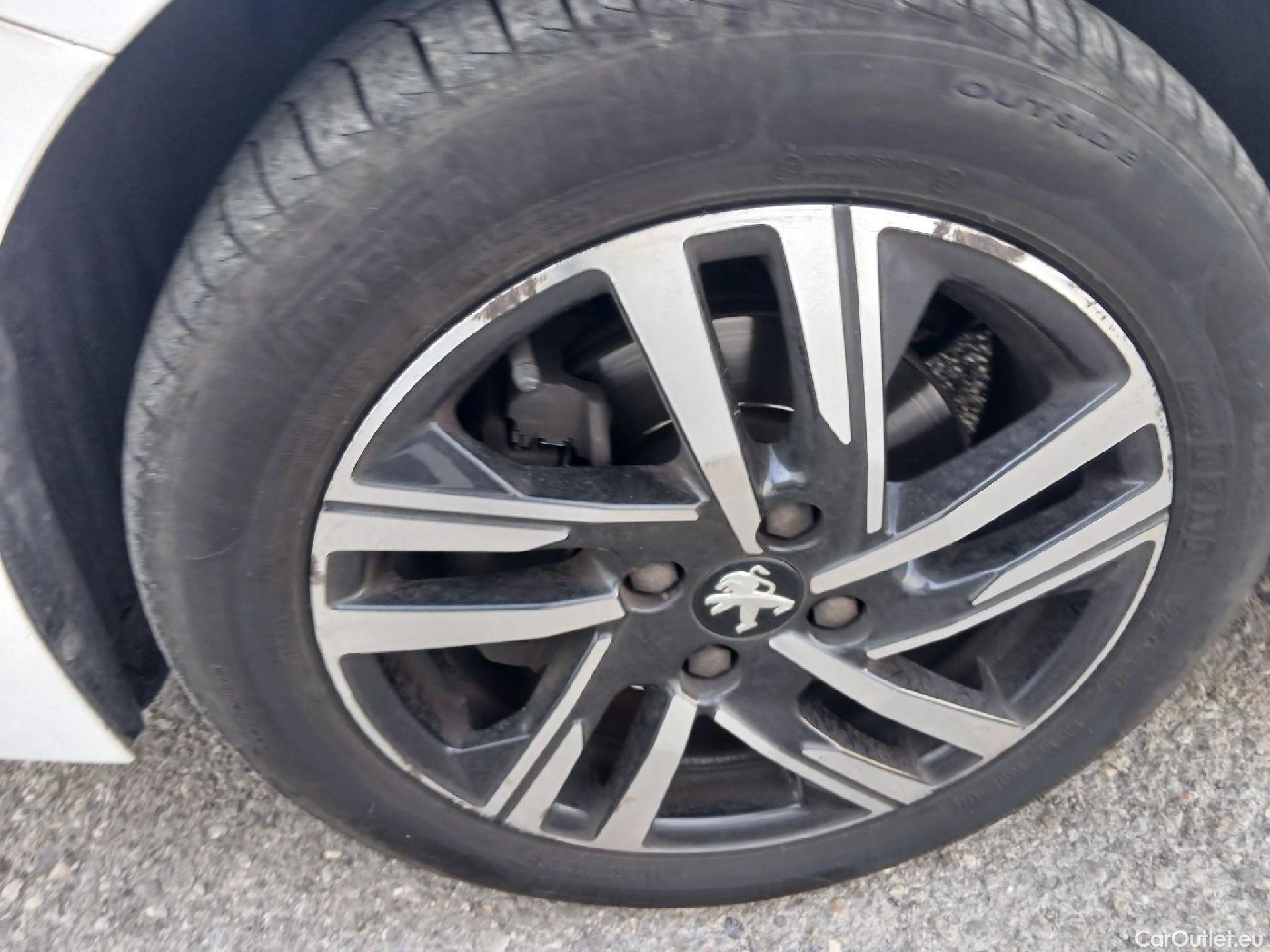  Peugeot  208 PEUGEOT  / 2019 / 5P / berlina con portón PureTech 73kW (100CV) Allure (CX) #6