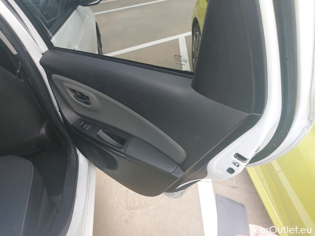  Toyota  Yaris TOYOTA  / 2017 / 5P / berlina con portón 1.5 Hybrid Feel #10