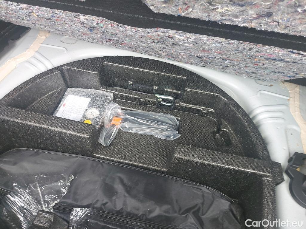  Toyota  Yaris TOYOTA  / 2017 / 5P / berlina con portón 1.5 Hybrid Feel #9
