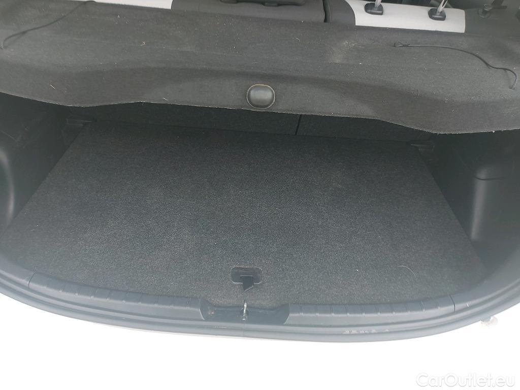  Toyota  Yaris TOYOTA  / 2017 / 5P / berlina con portón 1.5 Hybrid Feel #8