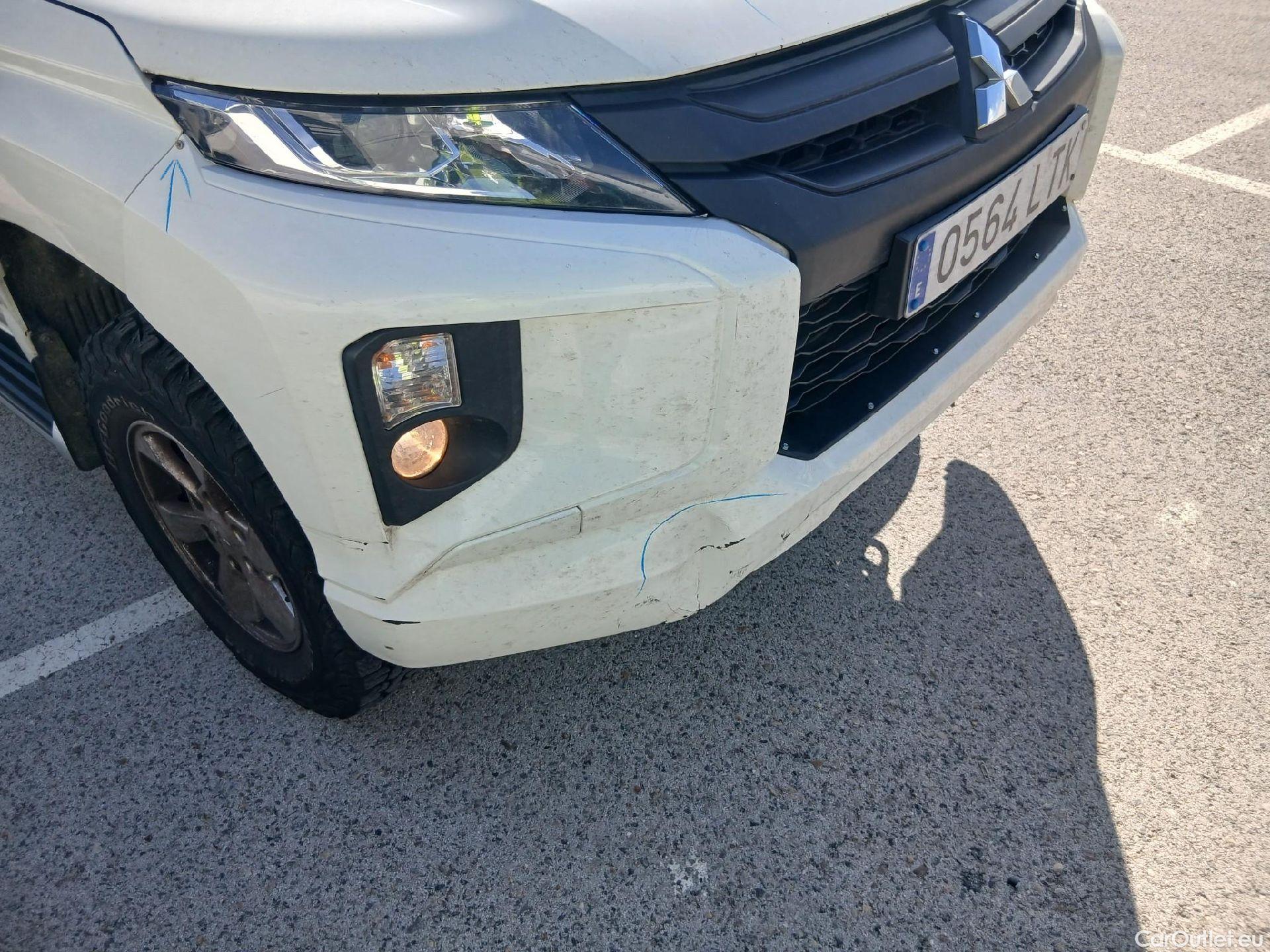  Mitsubishi  L200 MITSUBISHI  / 2019 / 4P / pickup doble cabina D/C 220 DI-D M-Pro #3