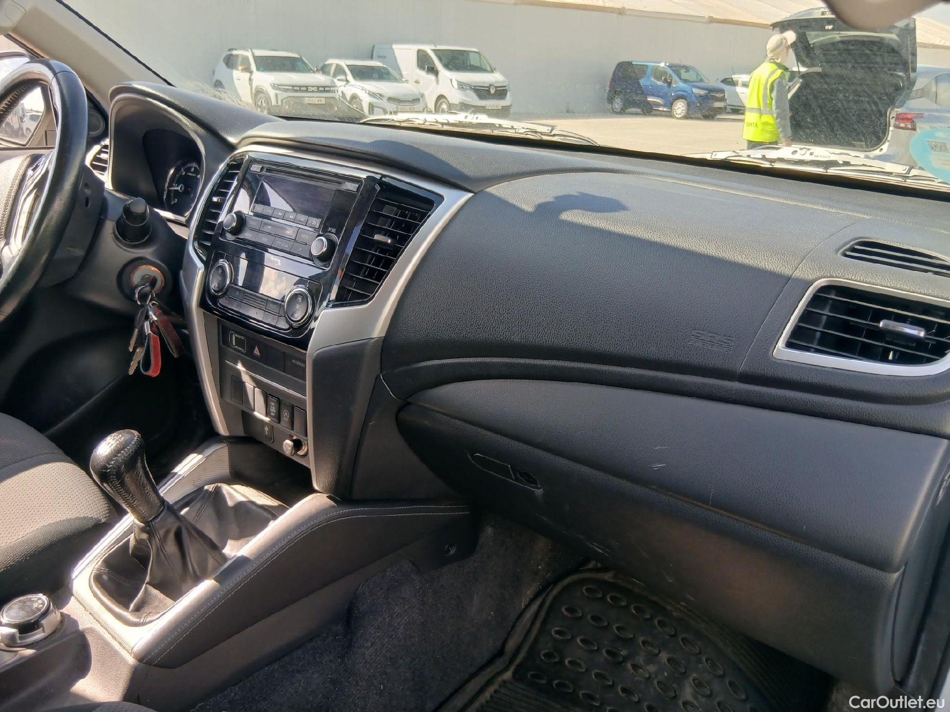  Mitsubishi  L200 MITSUBISHI  / 2019 / 4P / pickup doble cabina D/C 220 DI-D M-Pro #35