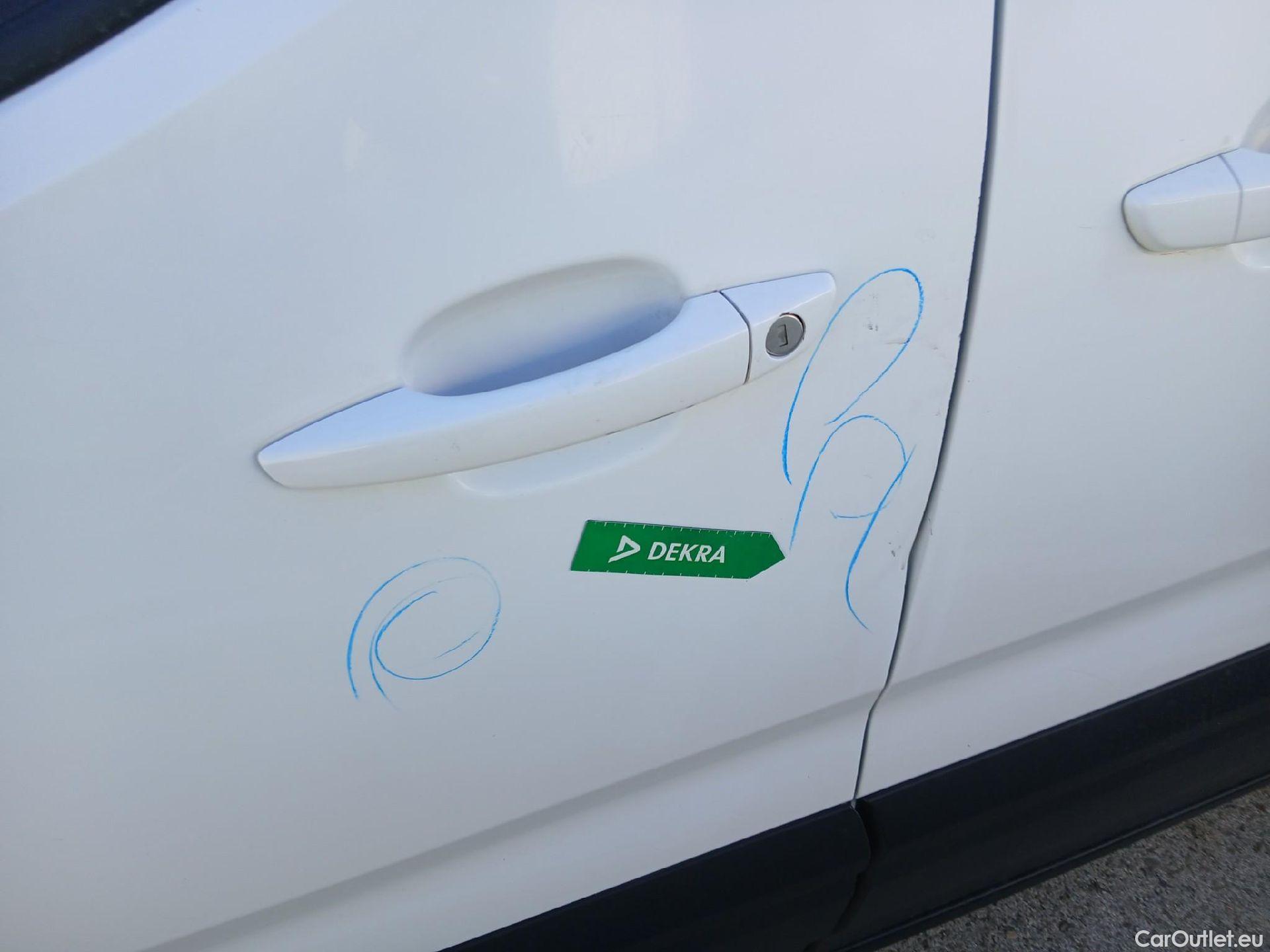 Peugeot  RIFTER PEUGEOT  / 2018 / 5P / monovolumen compacto Allure Long BlueHDi 96kW #21