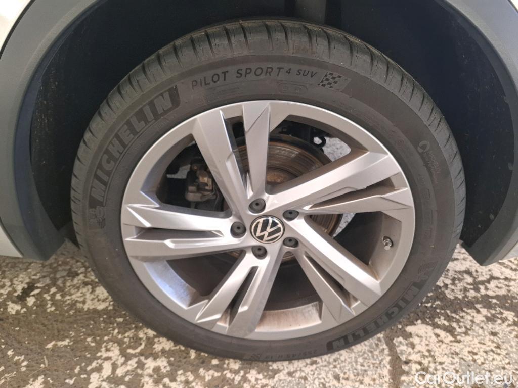  Volkswagen  Tiguan VOLKSWAGEN  / 2020 / 5P / SUV 2.0 TDI 150 DSG7 R-Line #9