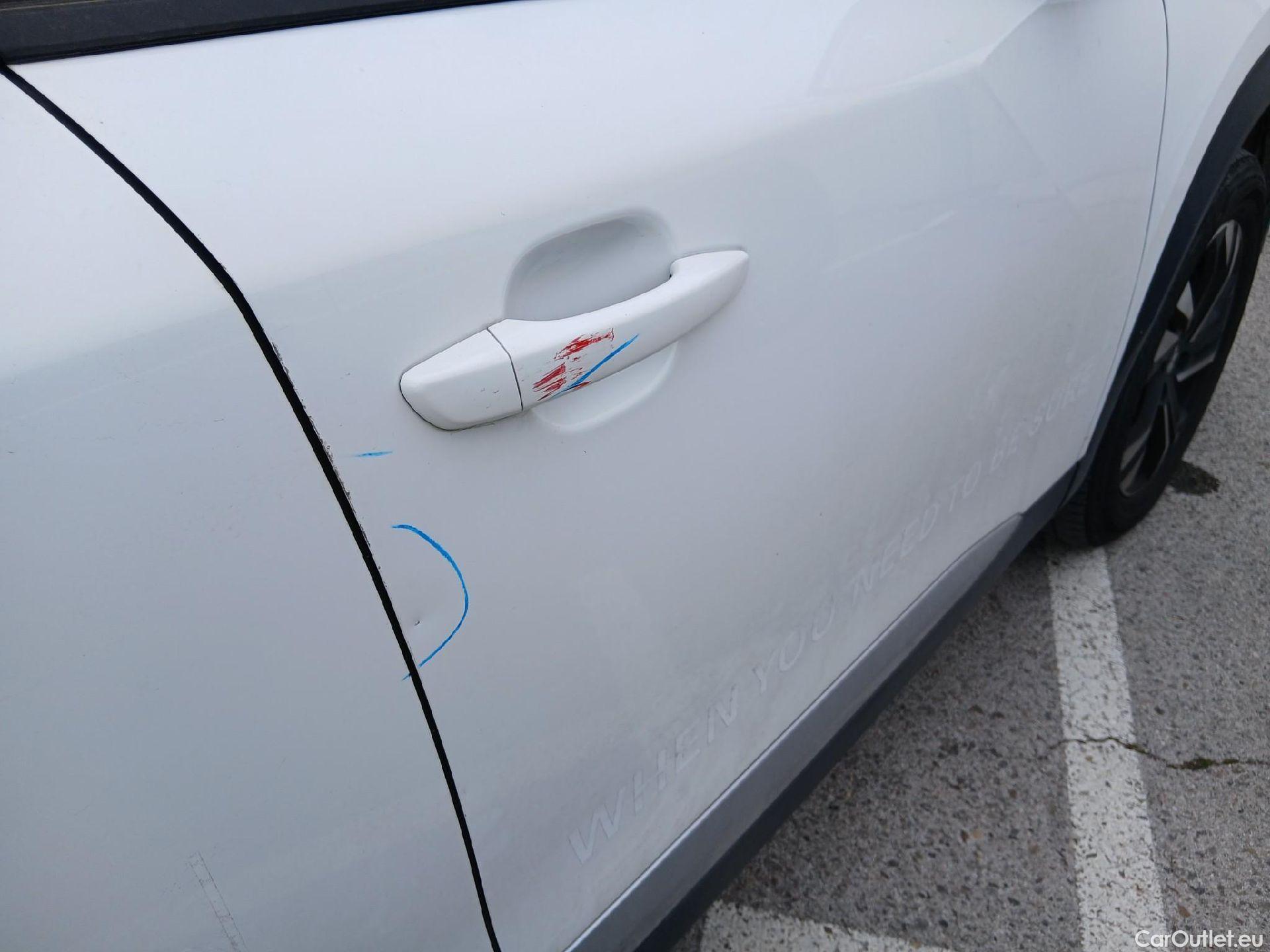  Peugeot  2008 PEUGEOT  / 2019 / 5P / todoterreno Allure BlueHDI 130 S&S EAT8 #37