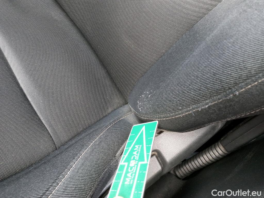  Hyundai  i10 HYUNDAI  / 2016 / 5P / berlina con portón 1.0 Klass Auto #9