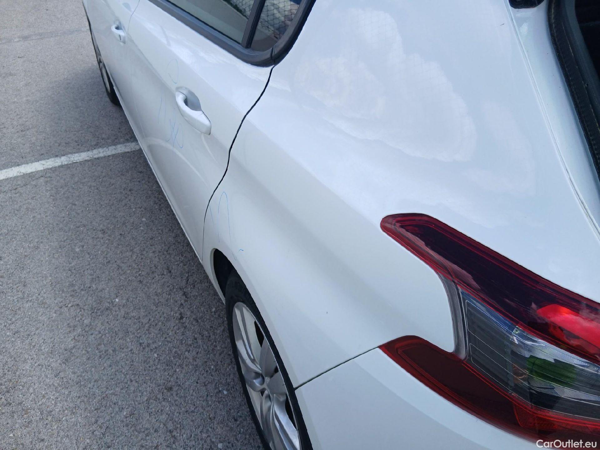  Peugeot  308 PEUGEOT  / 2017 / 5P / berlina con portón 5p Active Pack BlueHDi 130 S&S #20