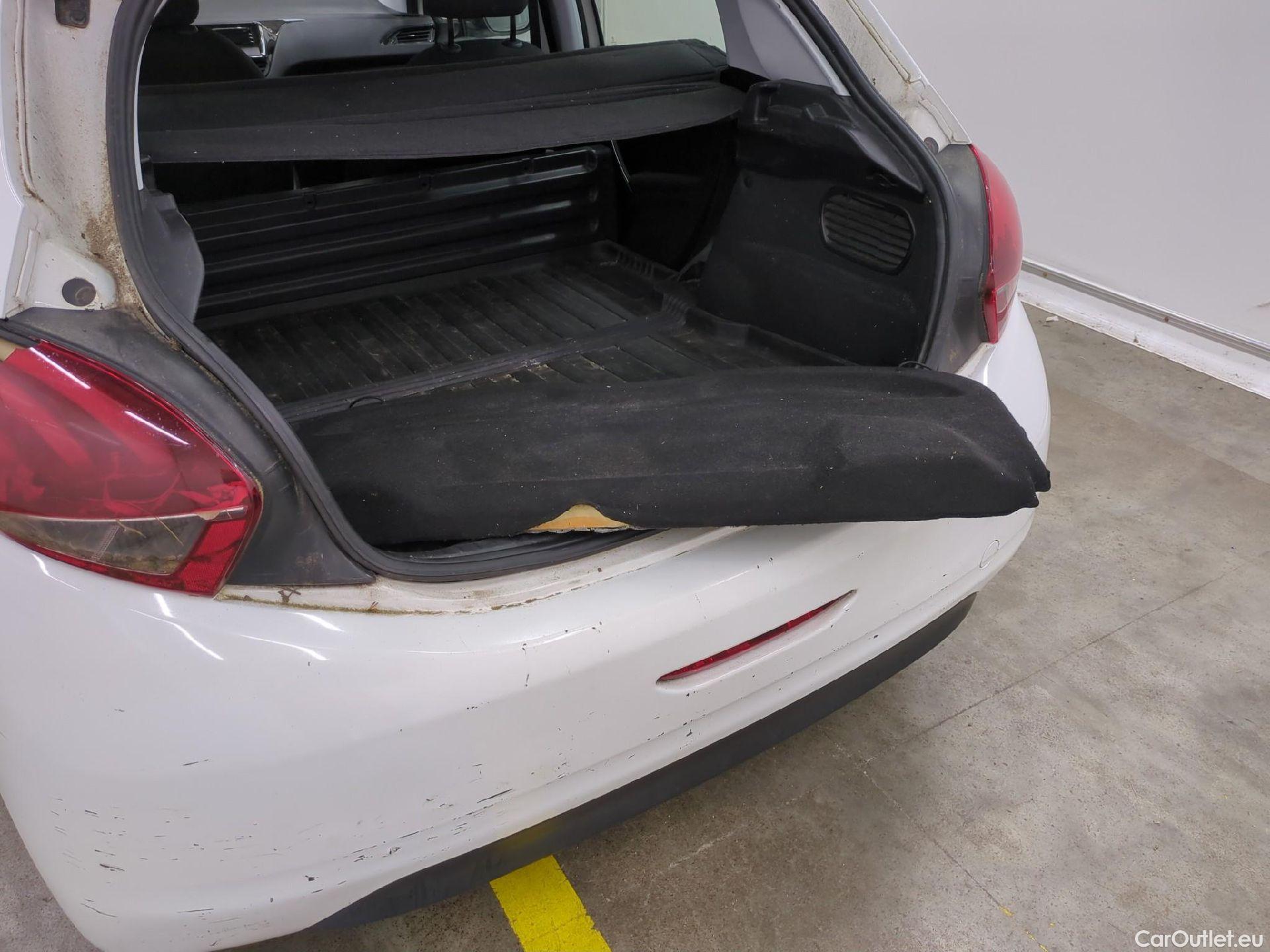  Peugeot  208  Affaire Premium 1.6 HDi 75CV BVM5 E6 #2