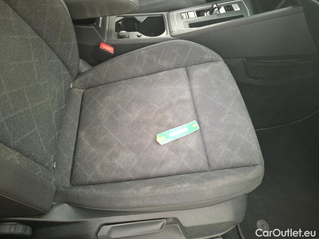  Volkswagen  Golf  VOLKSWAGEN / 2020 / 5P / Berline 1.0 eTSI OPF 110 DSG7 Life Business 1st #32