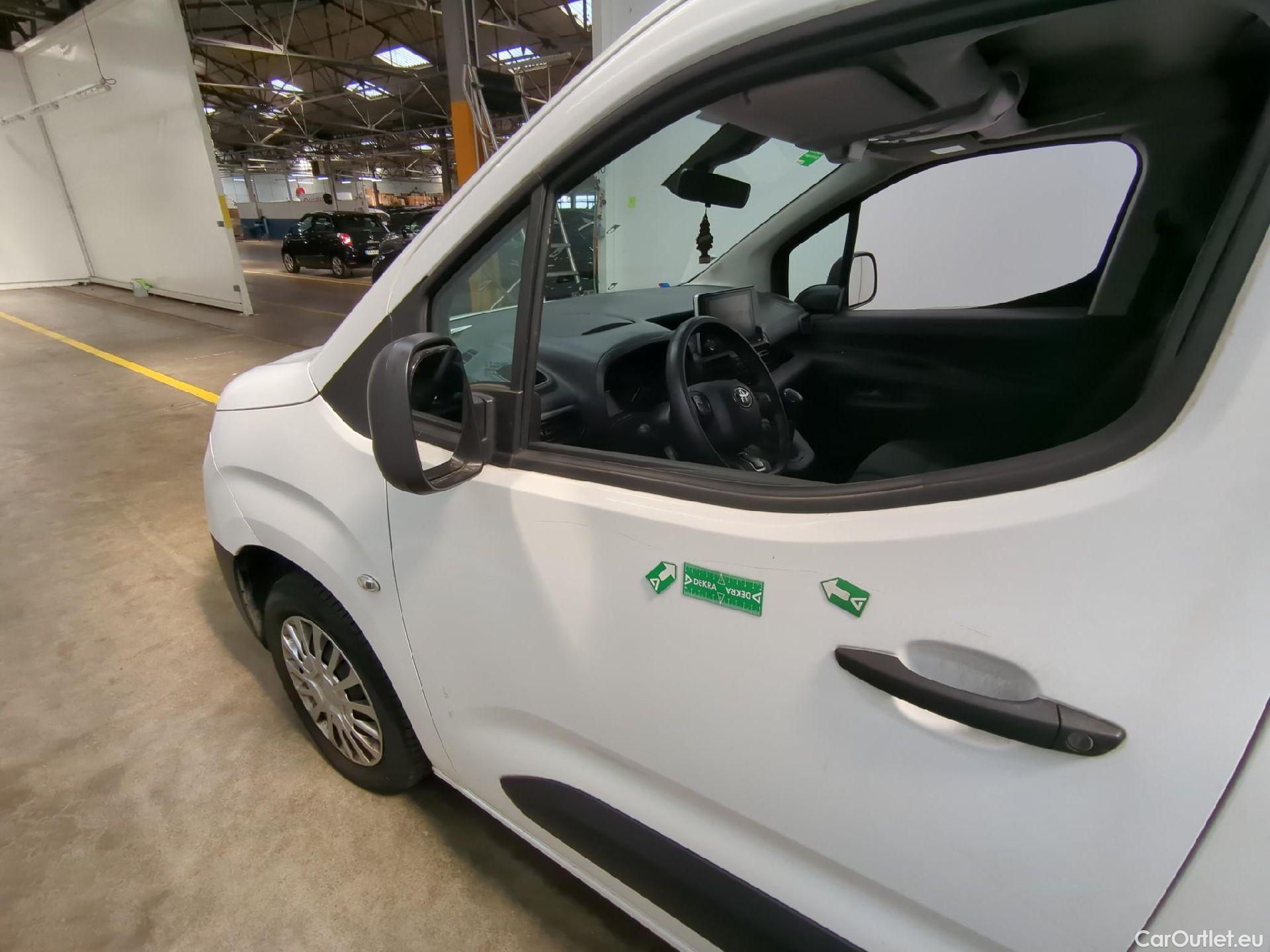  Toyota  Proace  City / 2019 / 4P / Fourgonnette 1.5 Medium 100 D-4D Business
 #50
