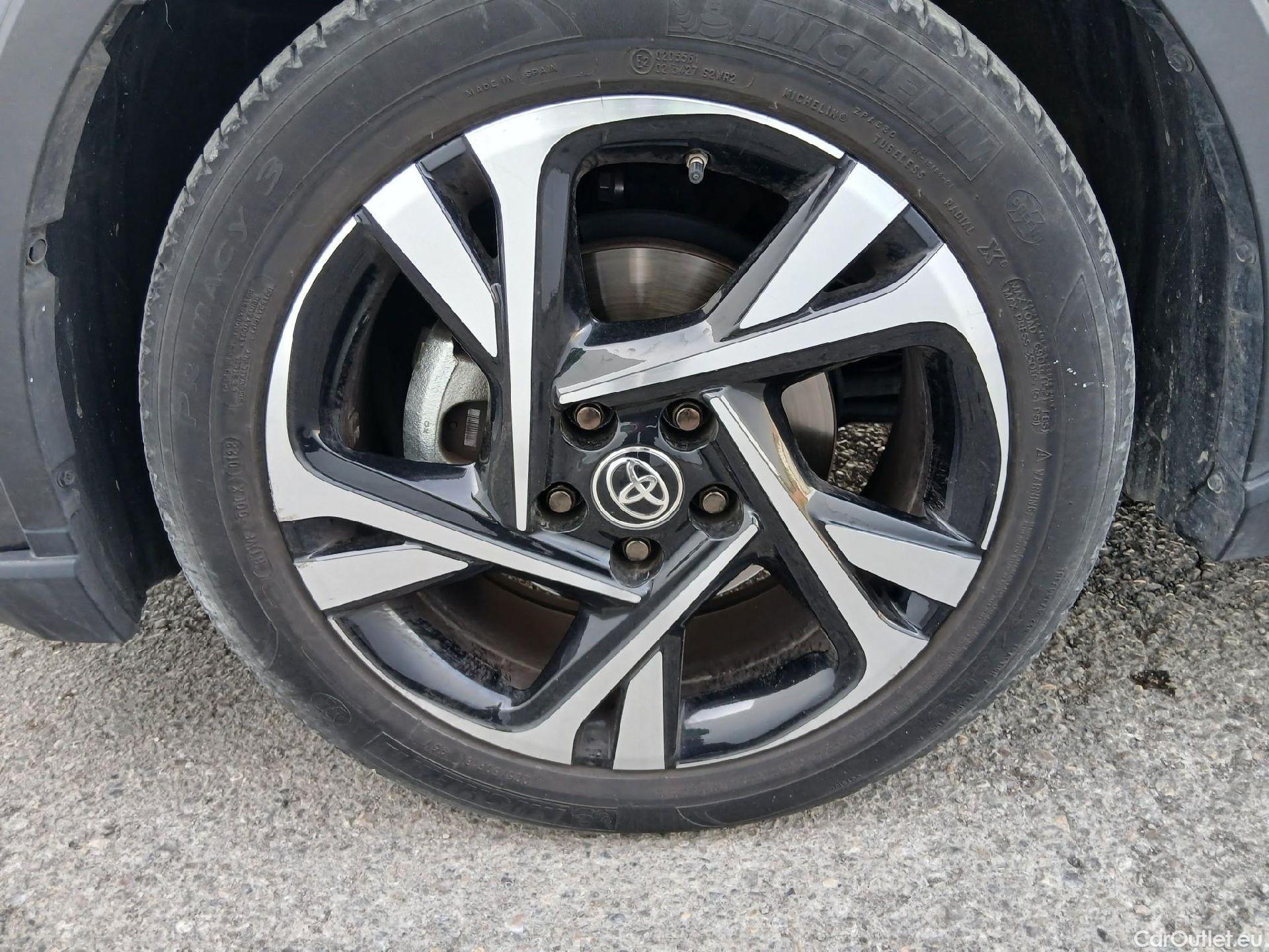  Toyota  C-HR TOYOTA  / 2019 / 5P / todoterreno 1.8 125H Advance #3