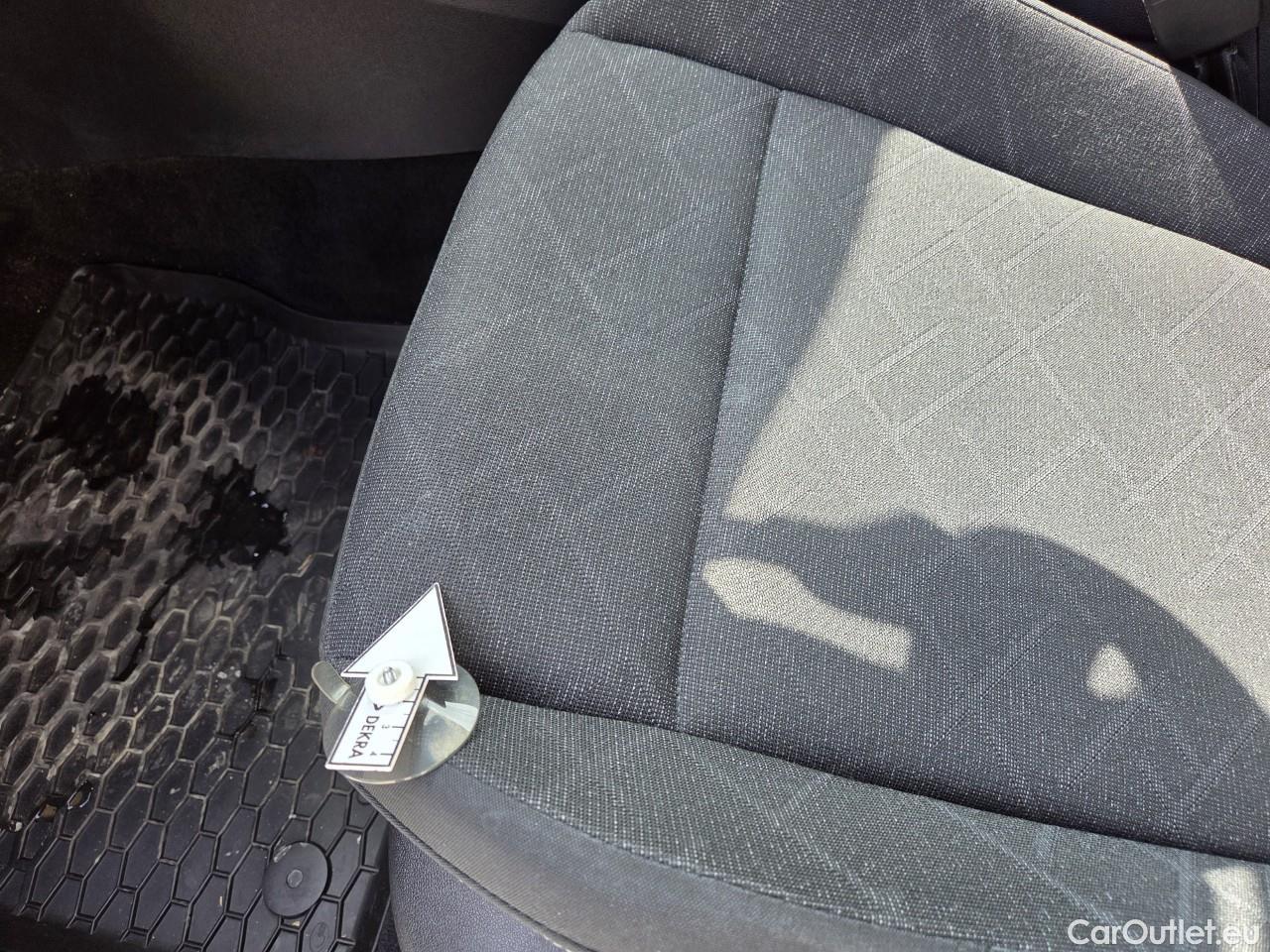  Volkswagen  Golf  Life 1.0 TSI #48