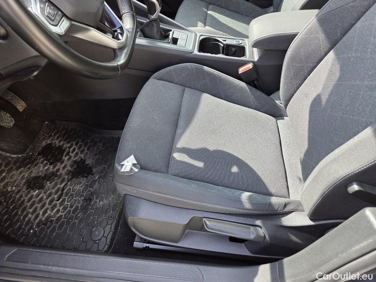  Volkswagen  Golf  Life 1.0 TSI #47