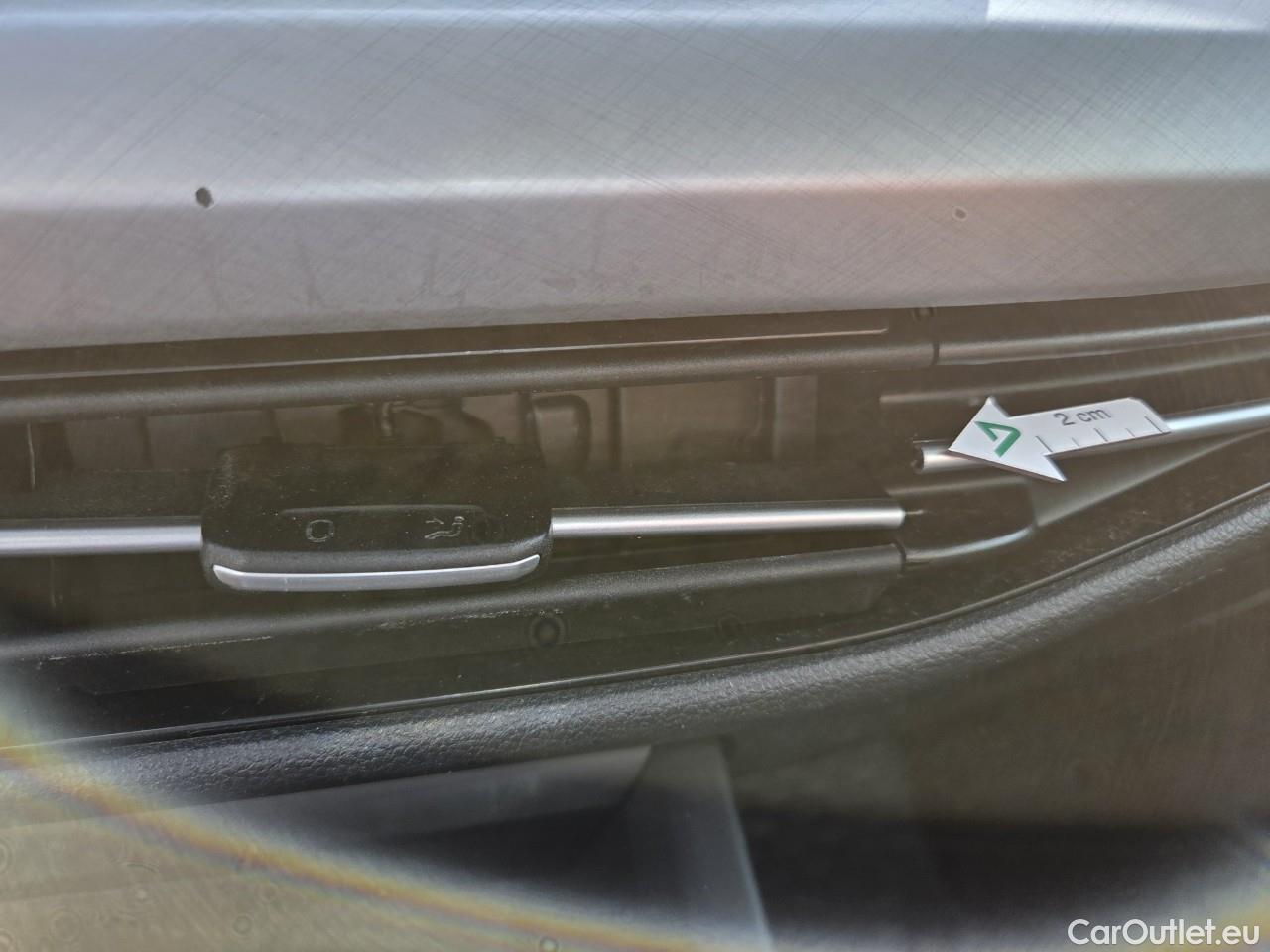  Volkswagen  Golf  Life 1.0 TSI #51