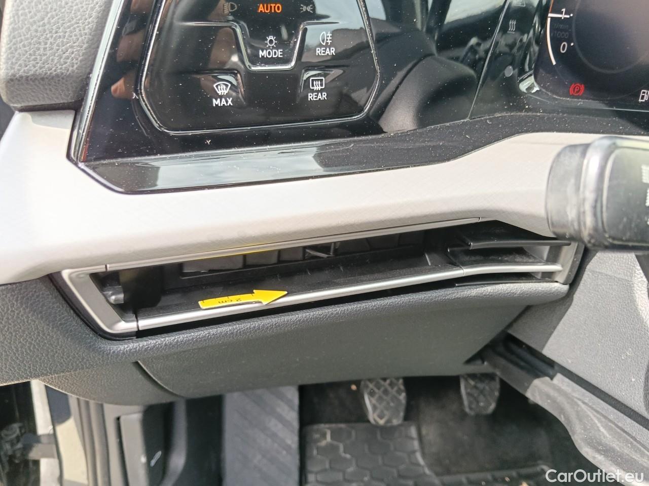  Volkswagen  Golf  Life 1.0 TSI #2