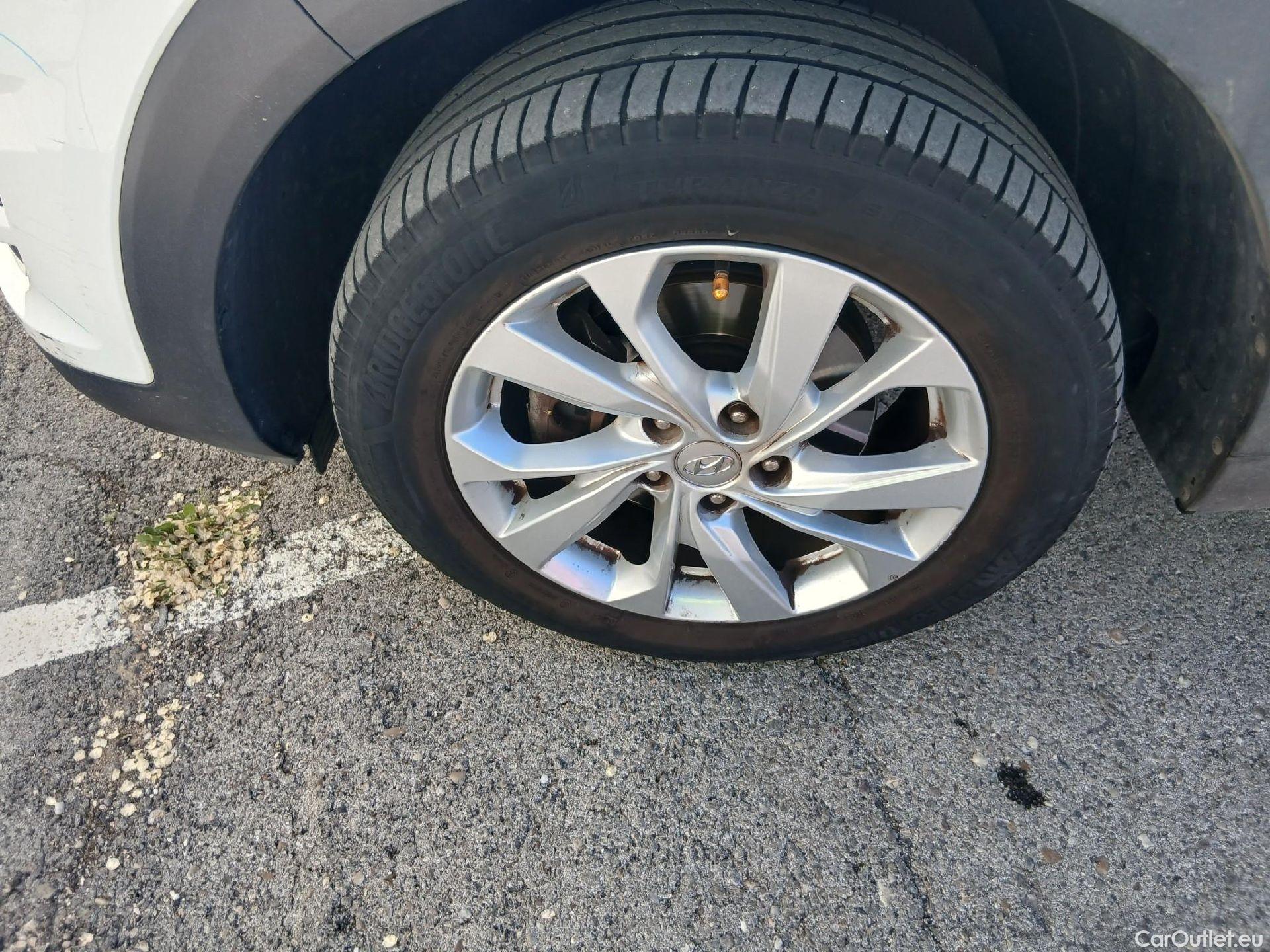  Hyundai  Tucson HYUNDAI  / 2018 / 5P / todoterreno 1.6 CRDI 85kW (116CV) 48V SLE 4X2(SP)(SL) #42